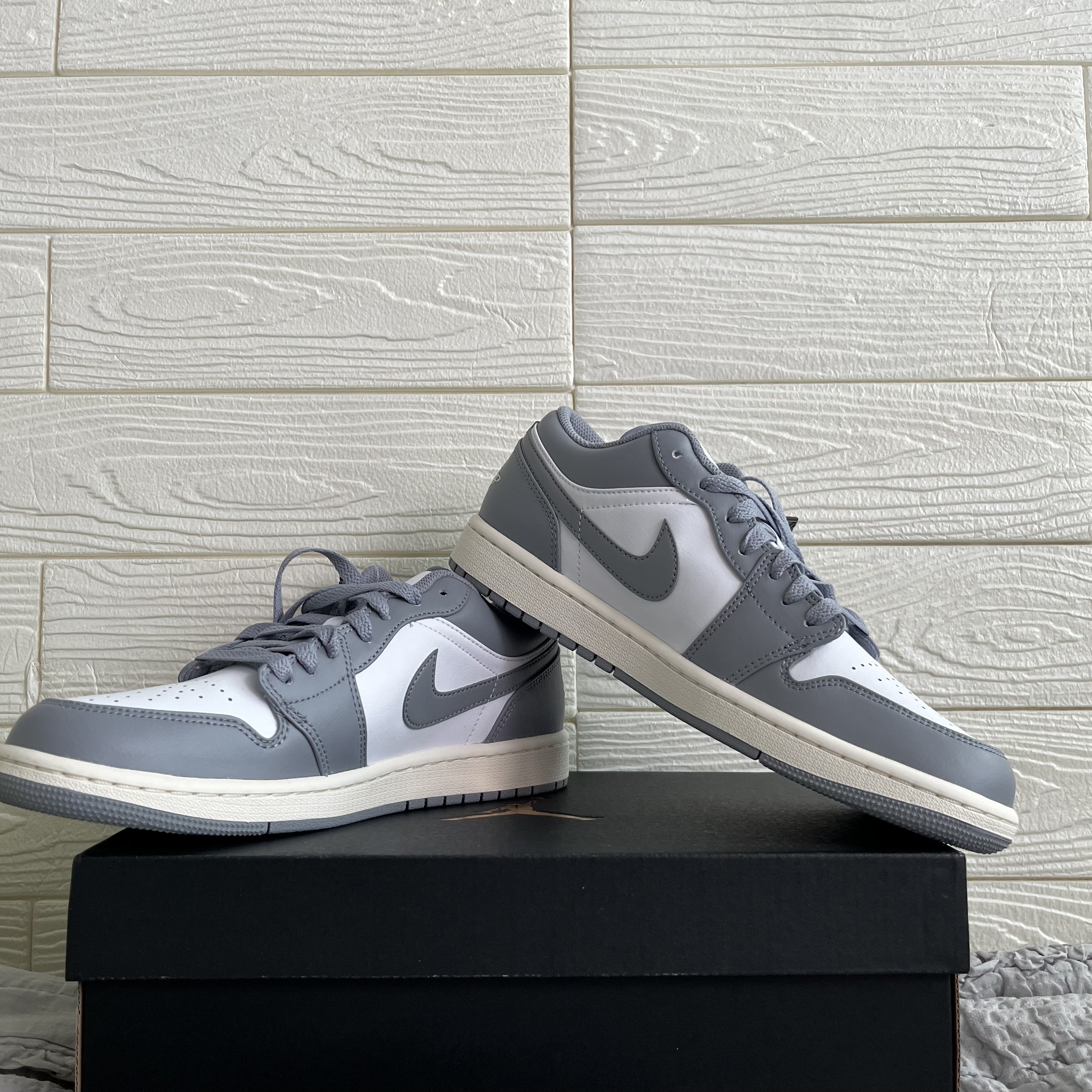 Jordan 1 Low Stealth and White 착용 스타일 - 1