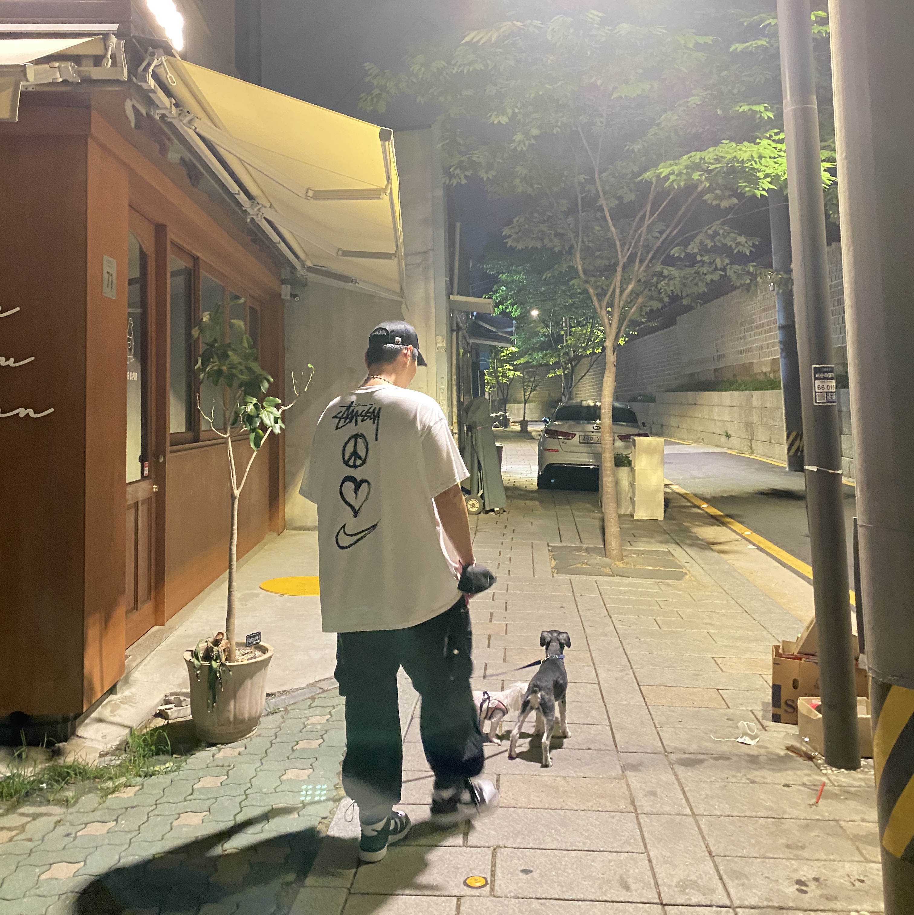 Nike x Stussy NRG RA T-Shirt Summit White (DM4943-121), Stussy x BAPE Trucker Cap Black 착용 스타일