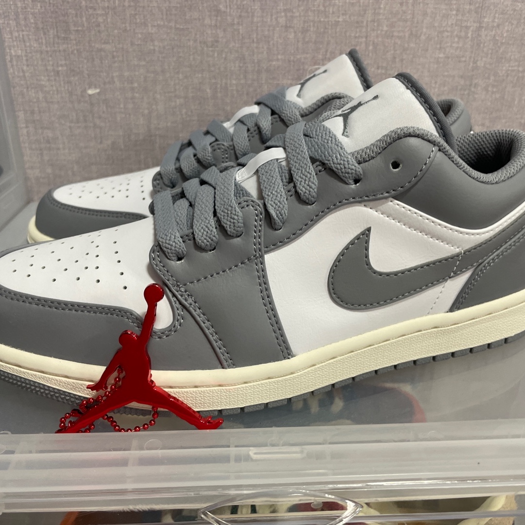 Jordan 1 Low Stealth and White 착용 스타일