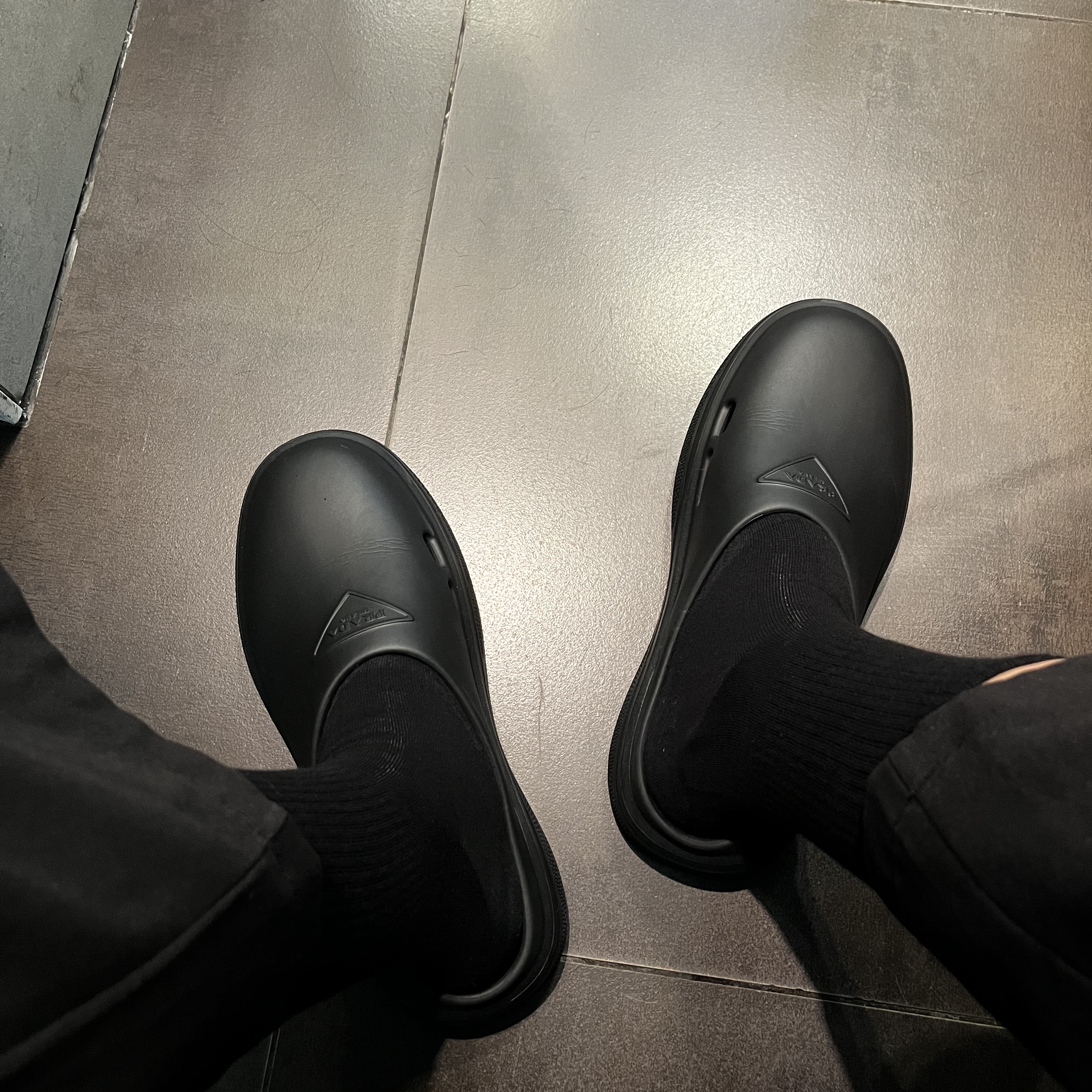 Prada Mellow Rubber Mules Black 착용 스타일 - 2