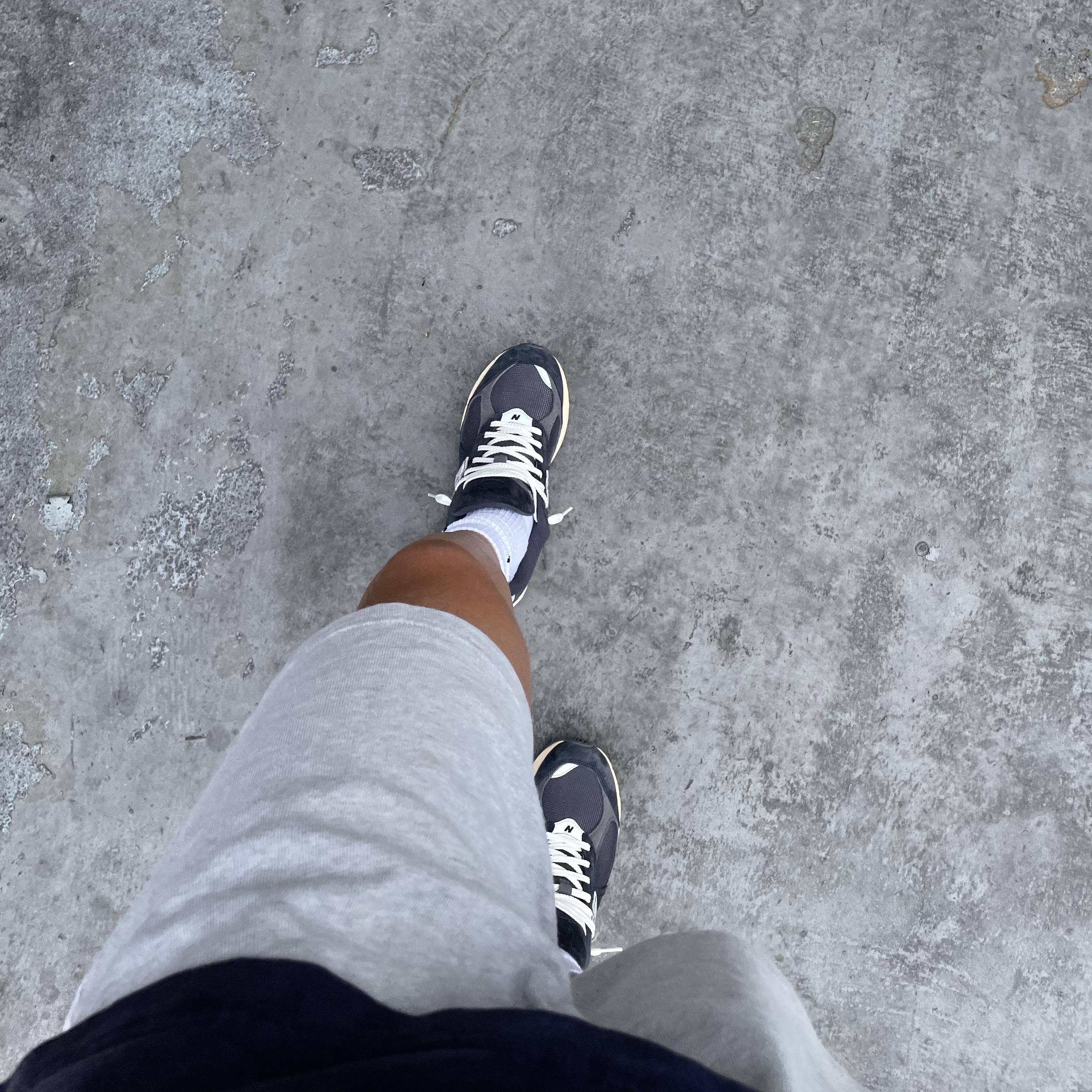 New Balance 2002R Special Vintage Black Grey 착용 스타일 - 5