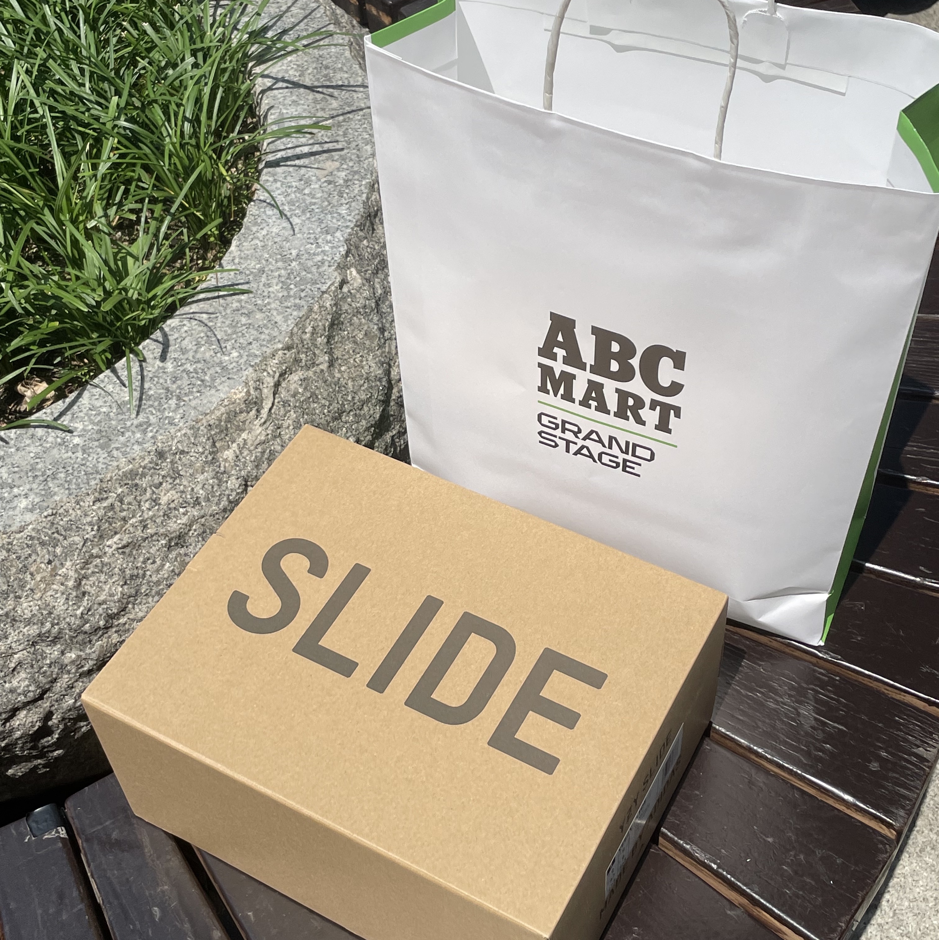 Adidas Yeezy Slide Bone 2022/2023 착용 스타일 - 3