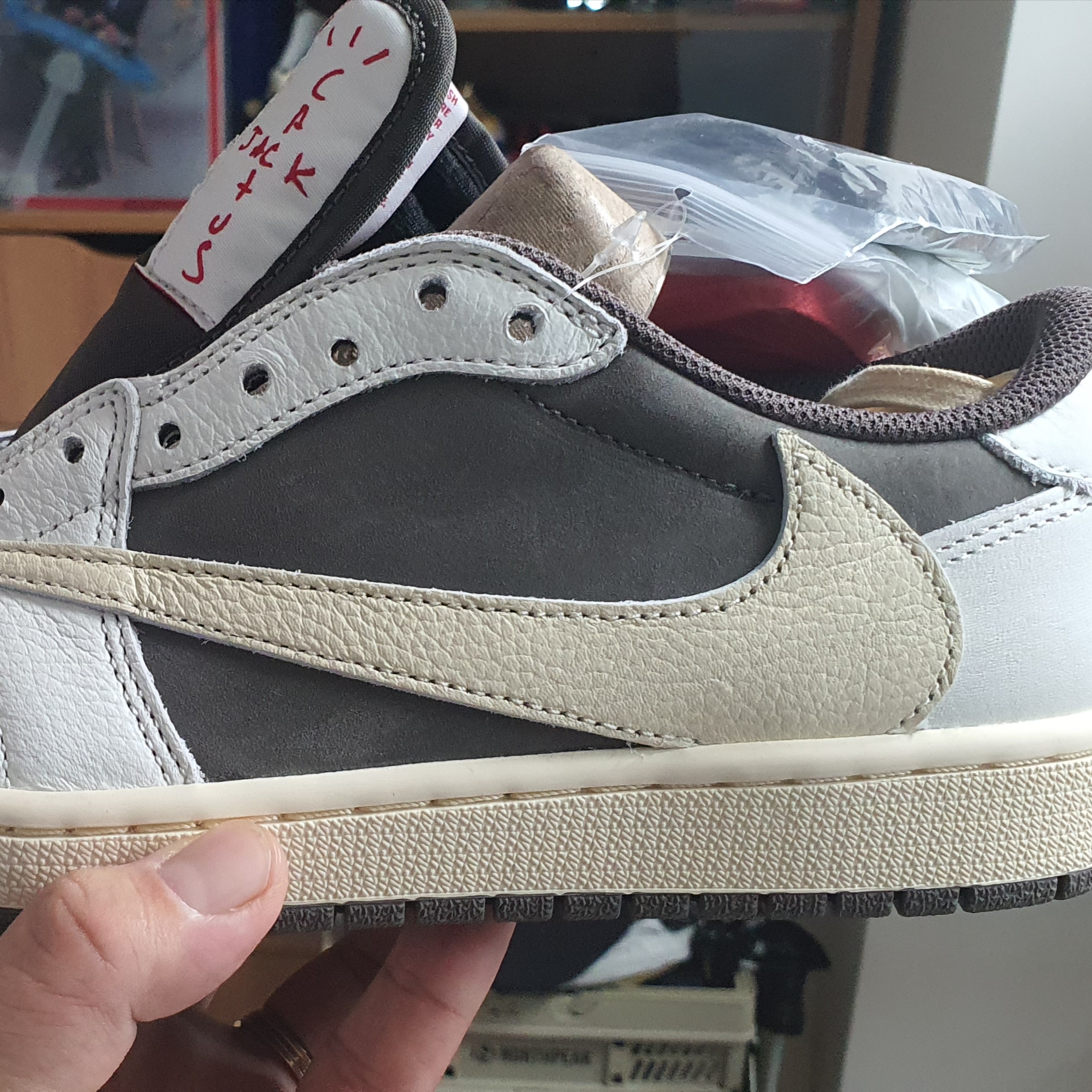 Jordan 1 x Travis Scott Retro Low OG SP Sail and Ridgerock 착용 스타일 - 1