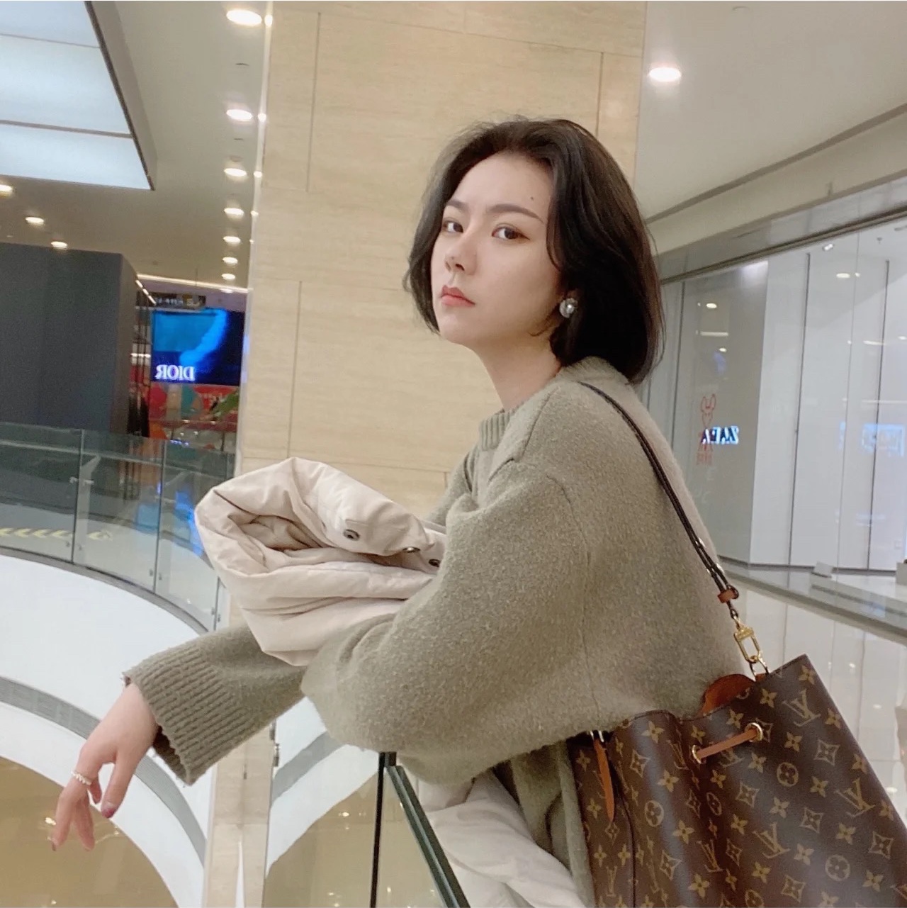 Louis Vuitton Neonoe MM Monogram Caramel 착용 스타일 - 2