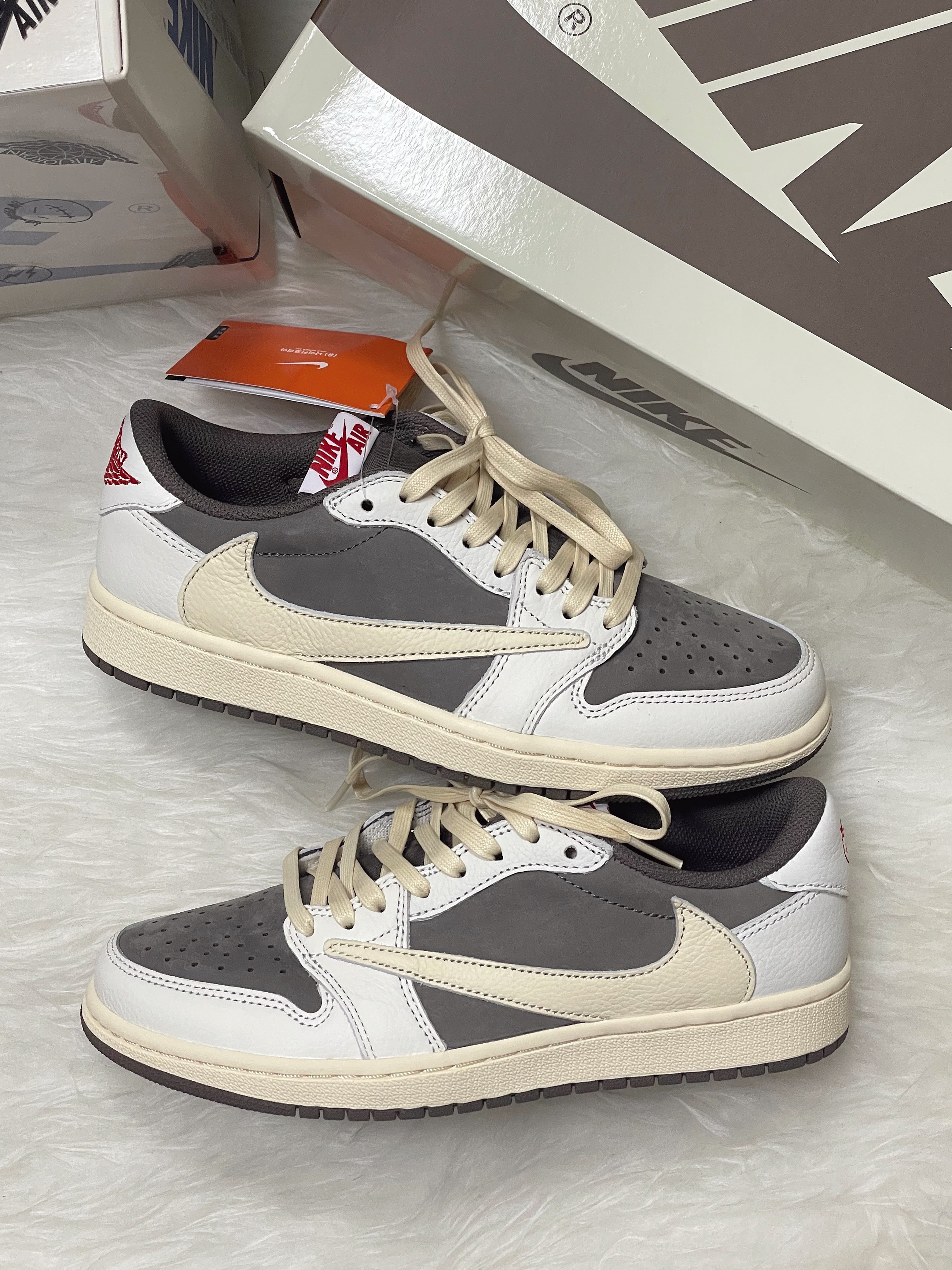 Jordan 1 x Travis Scott Retro Low OG SP Sail and Ridgerock, Jordan 1 x Travis Scott x Fragment Retro Low OG SP Military Blue 착용 스타일 - 2