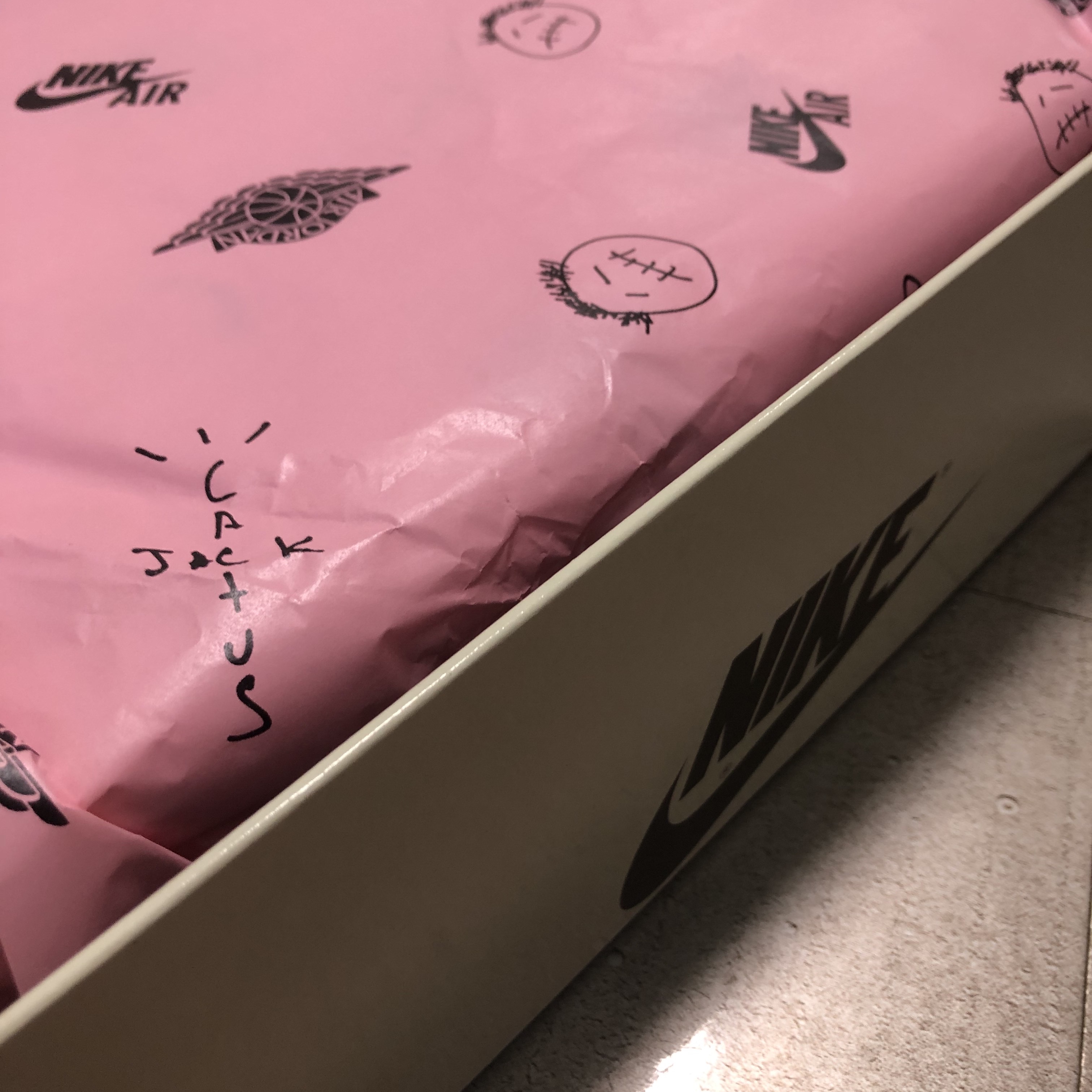 Jordan 1 x Travis Scott Retro Low OG SP Sail and Ridgerock 착용 스타일 - 4