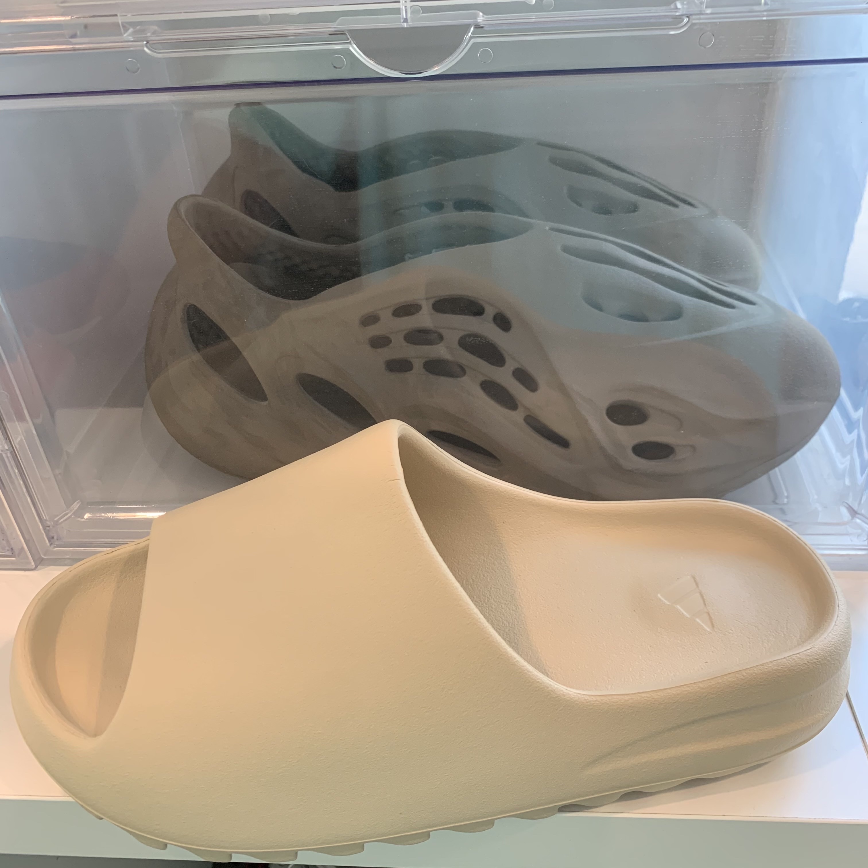 Adidas Yeezy Slide Bone 2022/2023, Adidas Yeezy Foam RNNR Stone Sage 착용 스타일