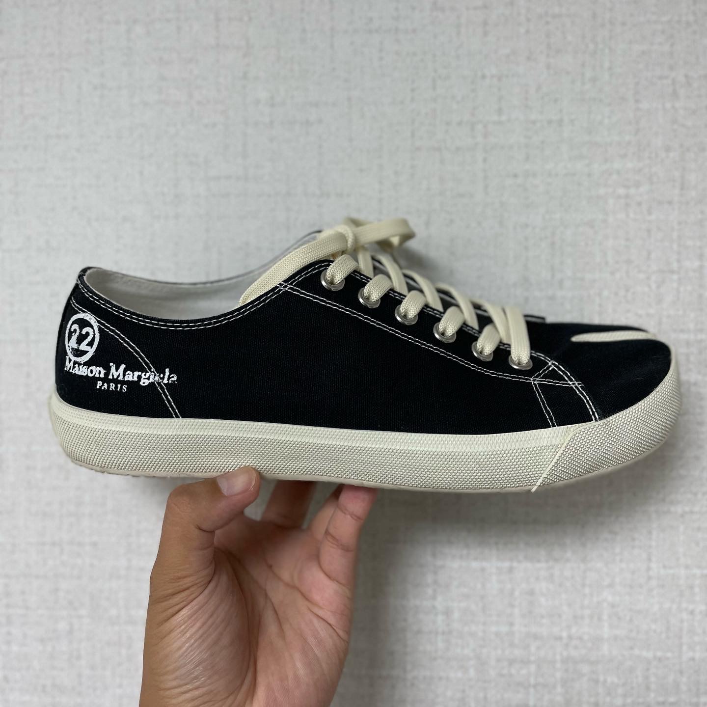 Maison Margiela Tabi Low Black 착용 스타일 - 1