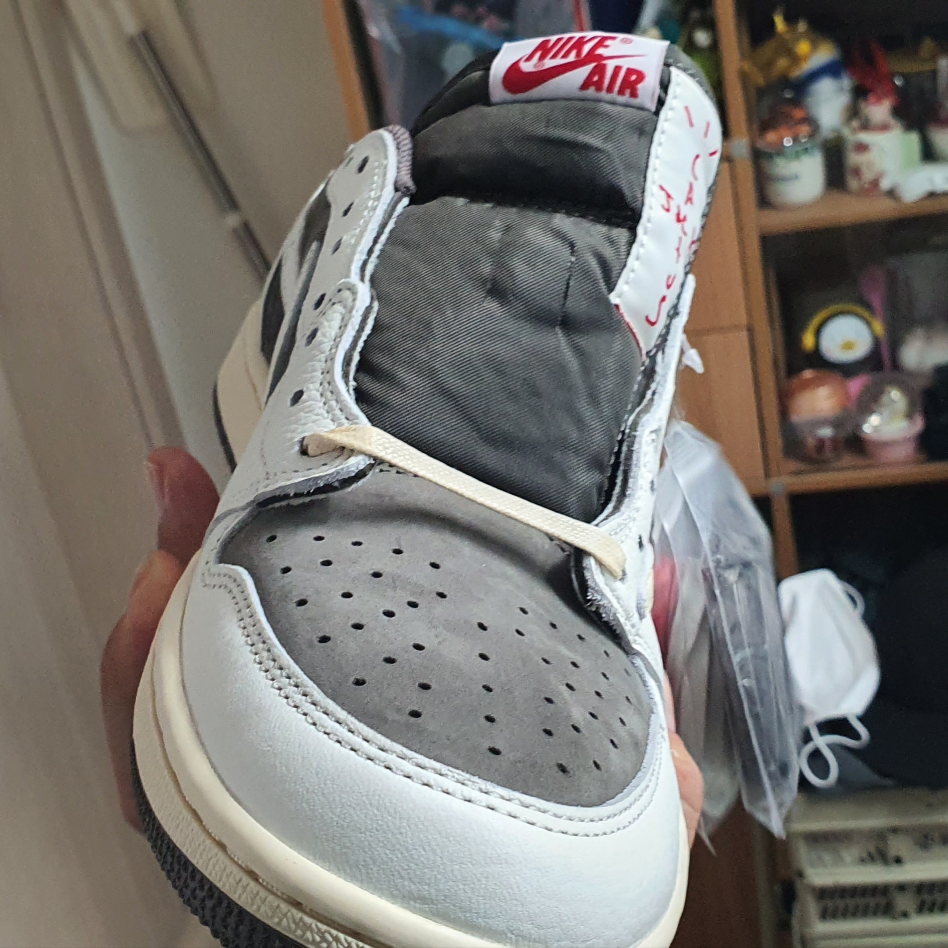 Jordan 1 x Travis Scott Retro Low OG SP Sail and Ridgerock 착용 스타일 - 2