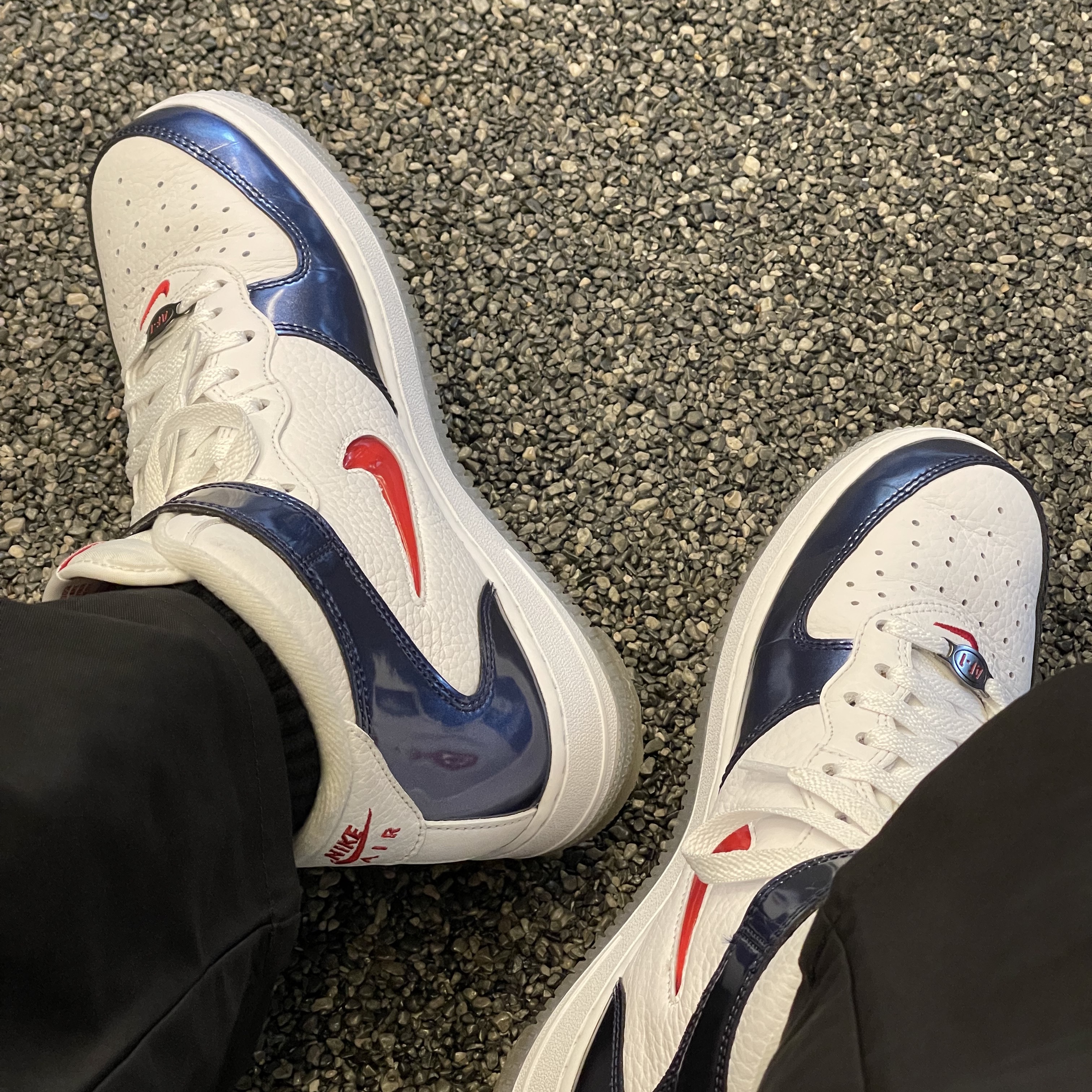 Nike Air Force 1 Mid QS University Red and Midnight Navy 착용 스타일 - 2