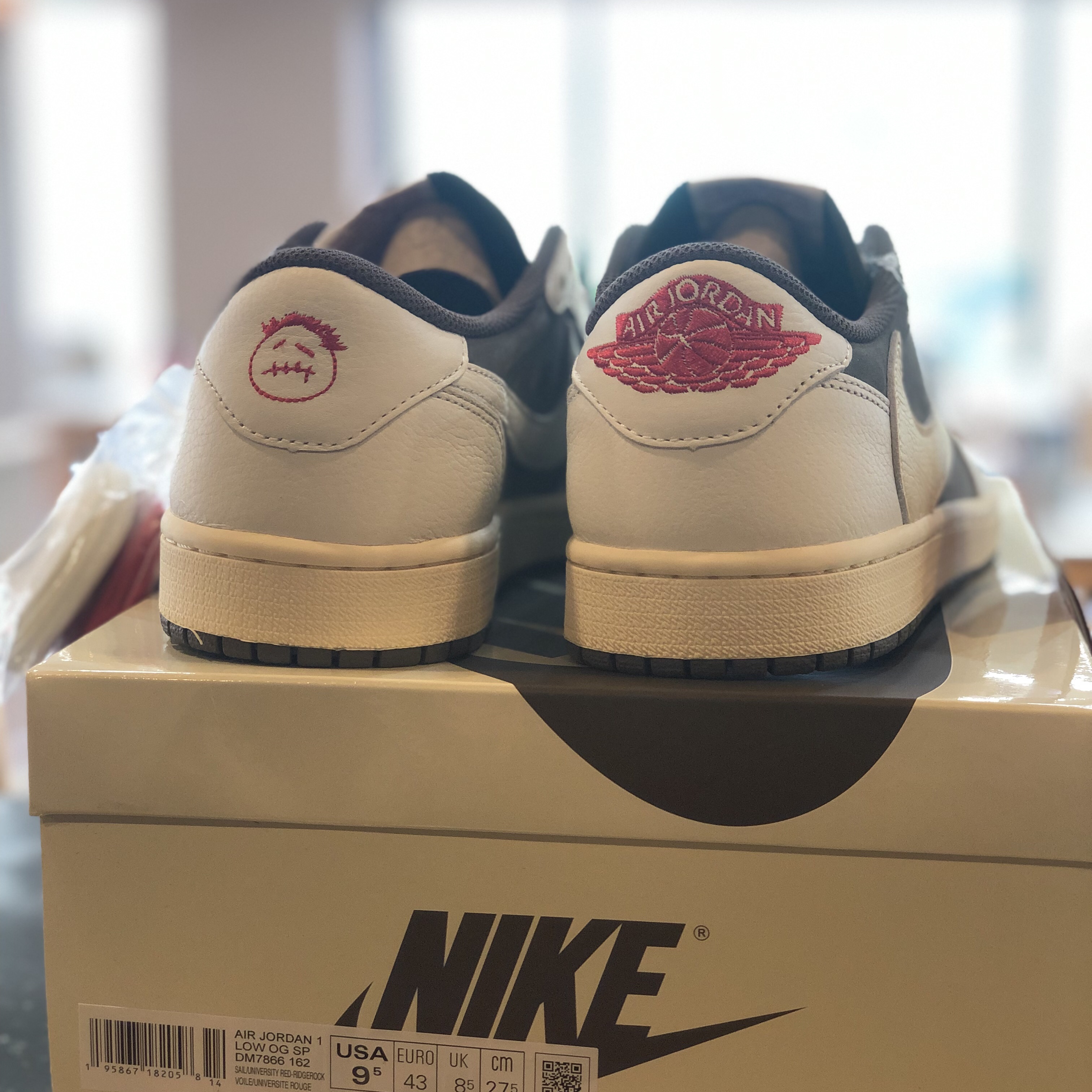 Jordan 1 x Travis Scott Retro Low OG SP Sail and Ridgerock 착용 스타일 - 4