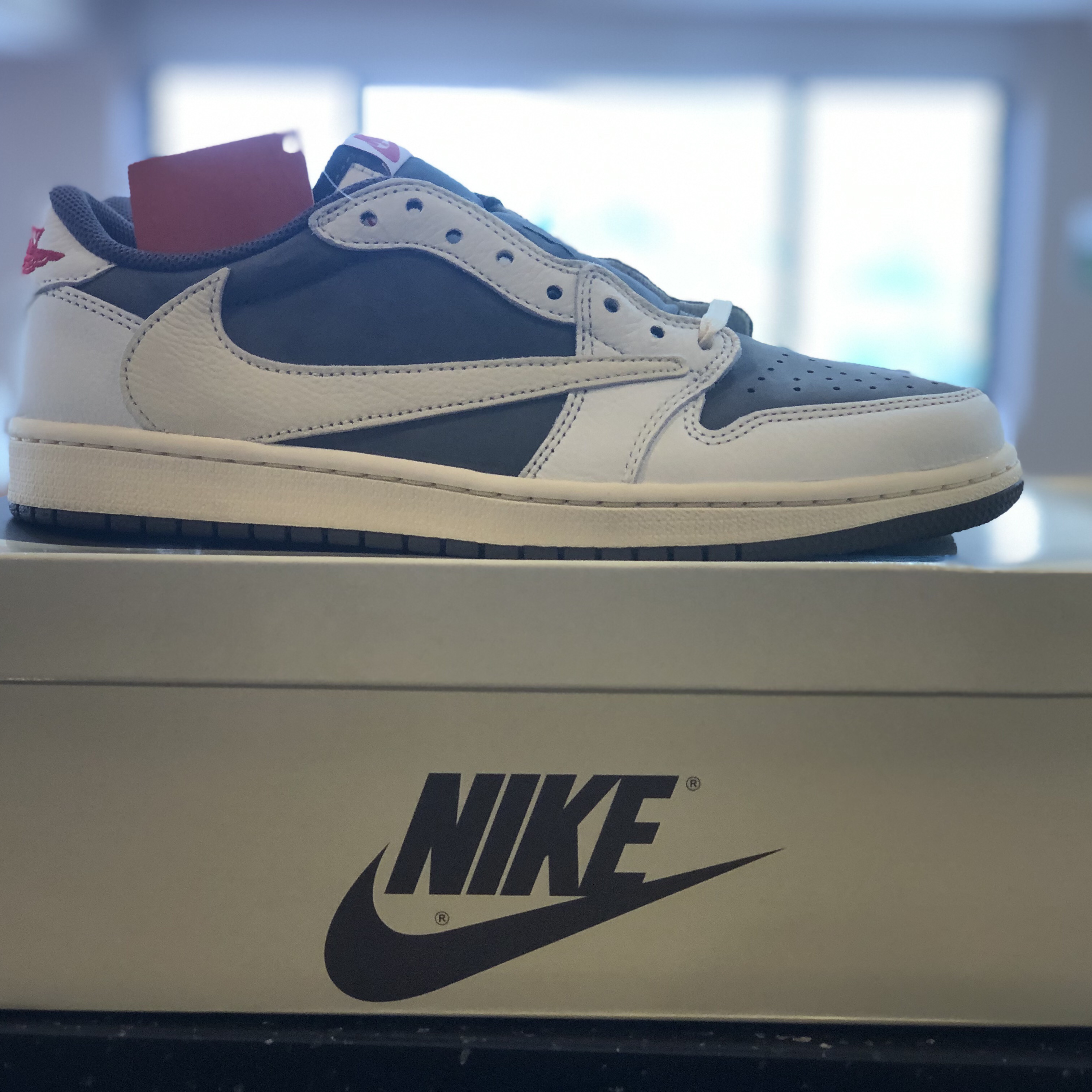 Jordan 1 x Travis Scott Retro Low OG SP Sail and Ridgerock 착용 스타일 - 3