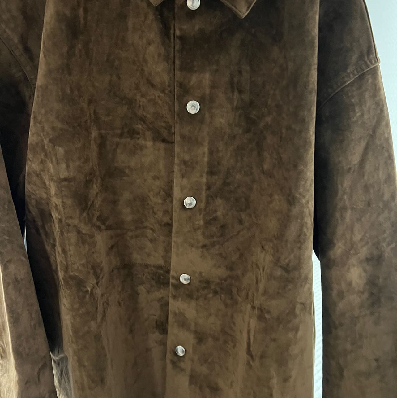 Dior x Cactus Jack Oversized Overshirt Flocked Technical Cotton Denim Mocha Brown 착용 스타일 - 2