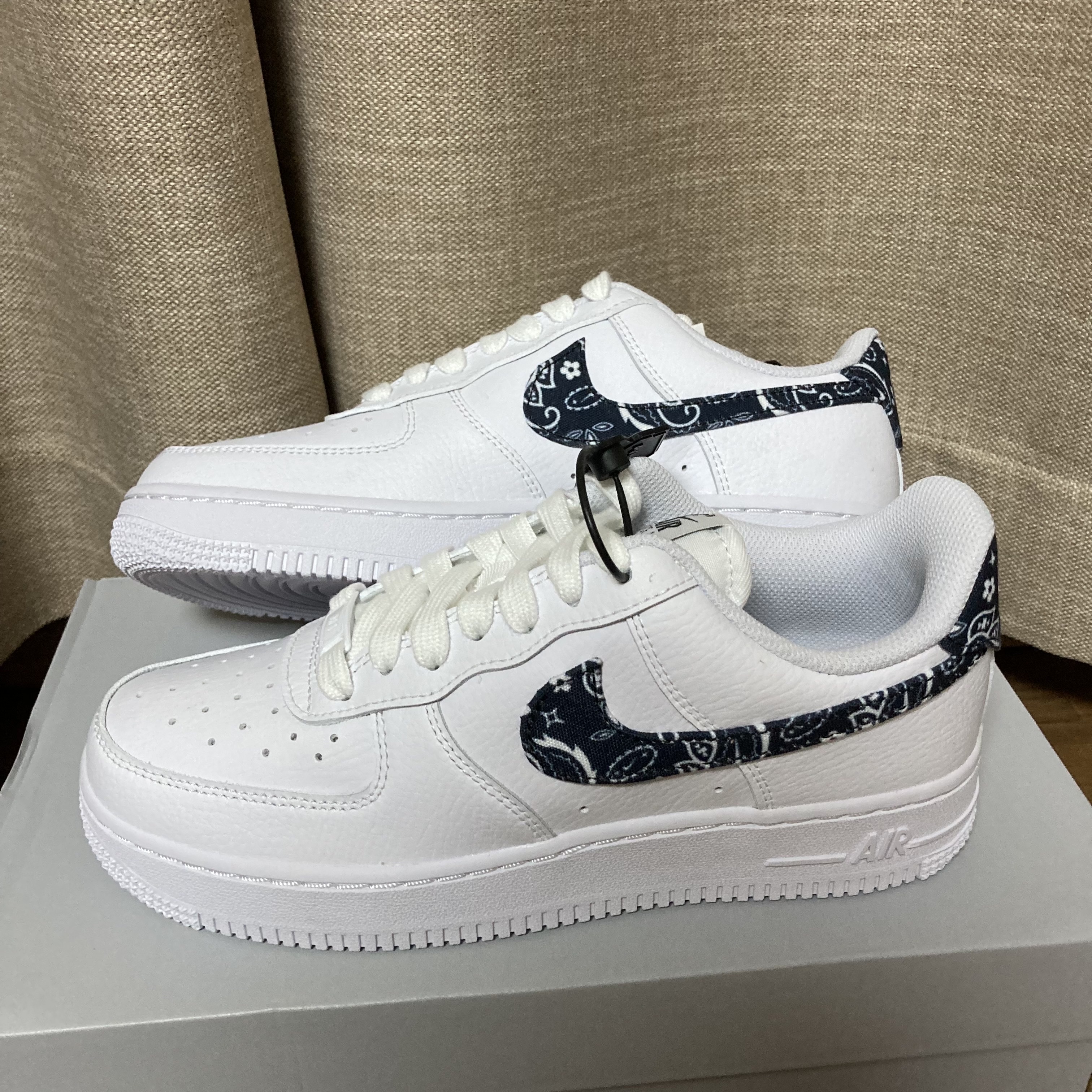 (W) Nike Air Force 1 '07 Essential Paisley Swoosh White Black 착용 스타일 - 1