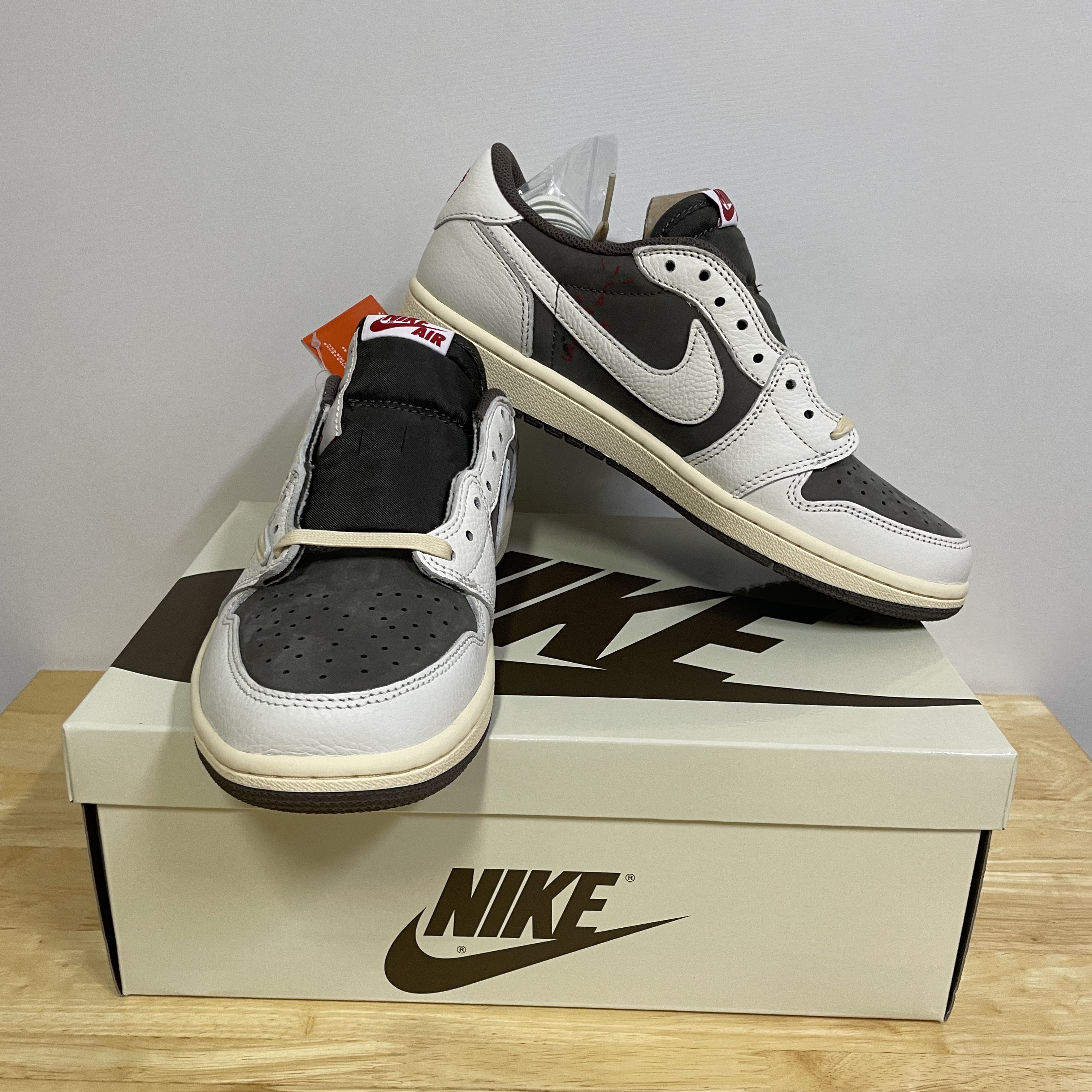 Jordan 1 x Travis Scott Retro Low OG SP Sail and Ridgerock 착용 스타일 - 1
