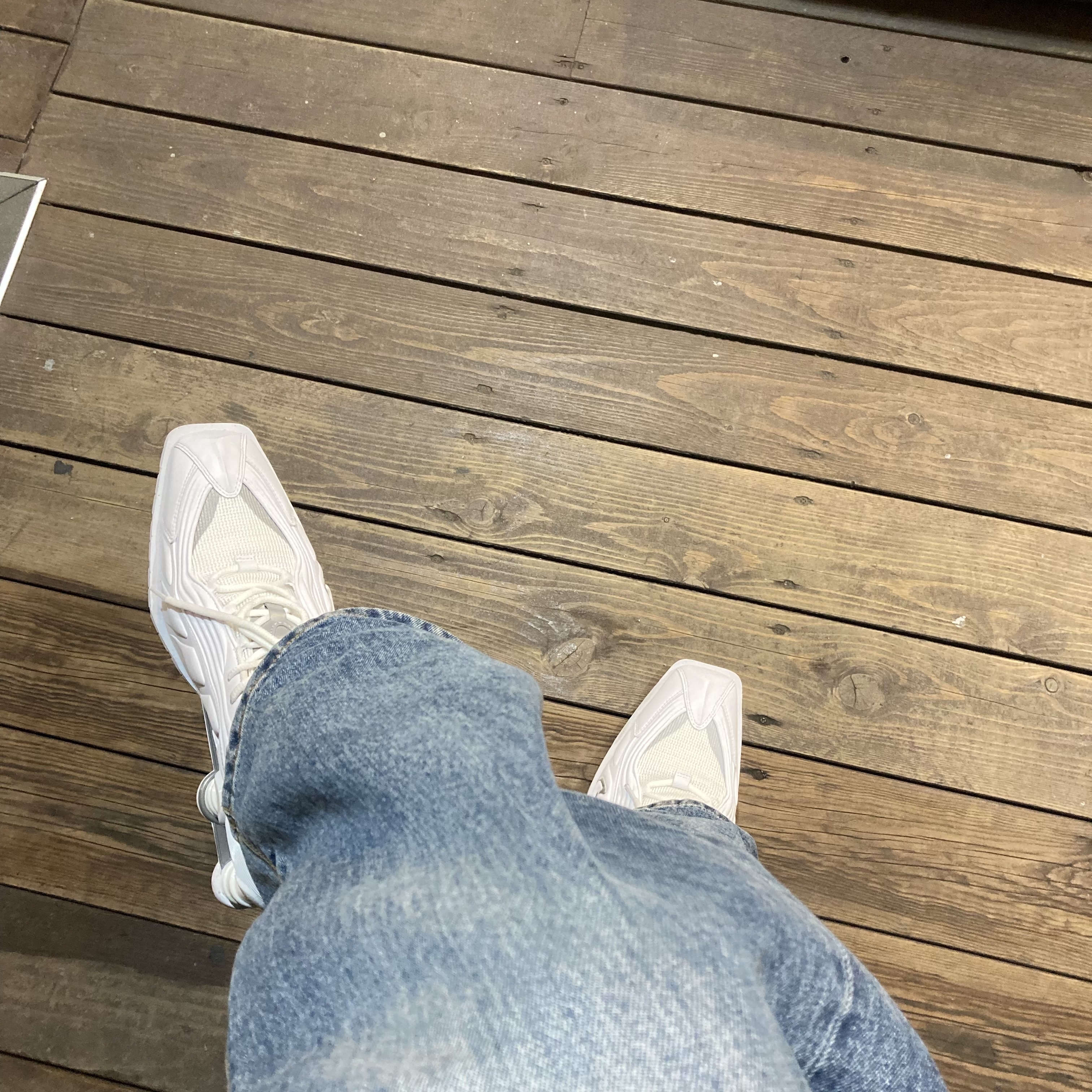 Nike x Martine Rose Shox MR4 White 착용 스타일 - 3
