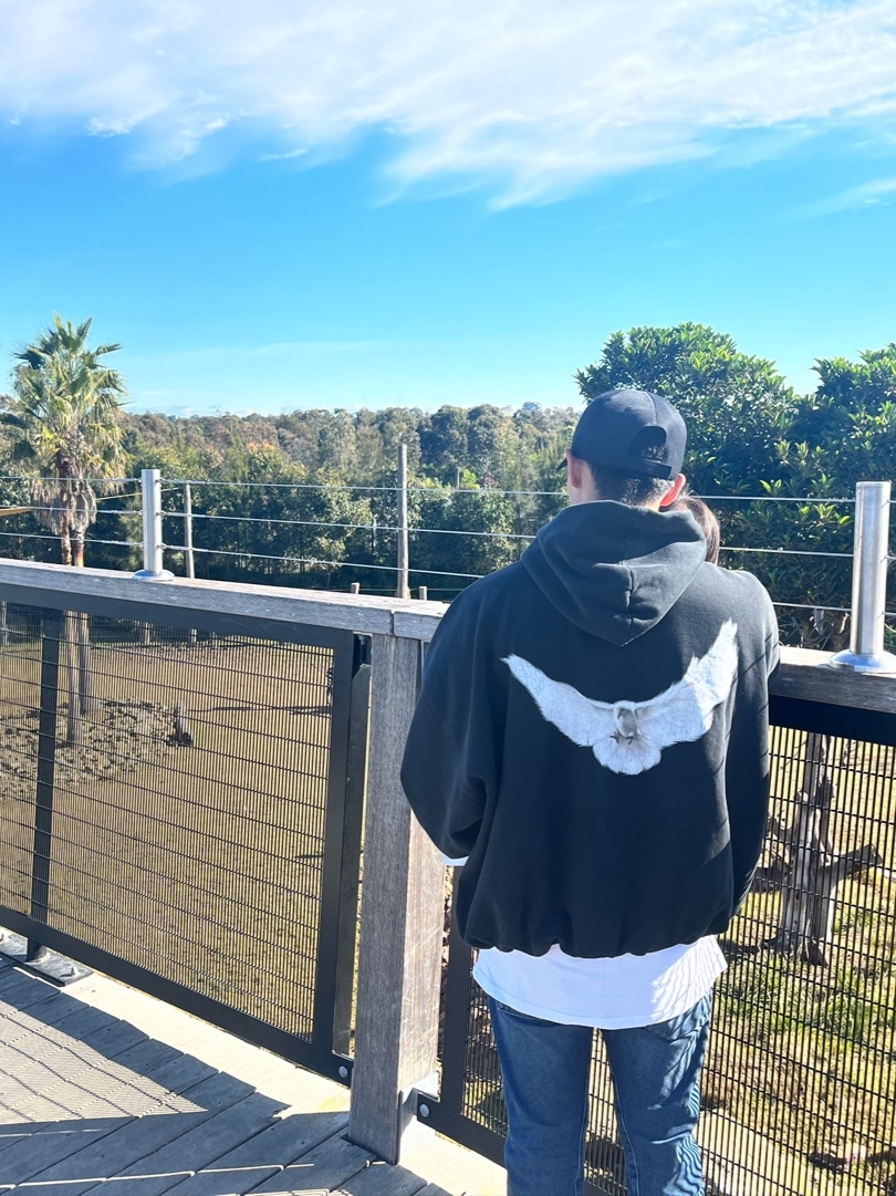 Yeezy Gap Engineered By Balenciaga Dove Hoodie Washed Black 착용 스타일 - 2