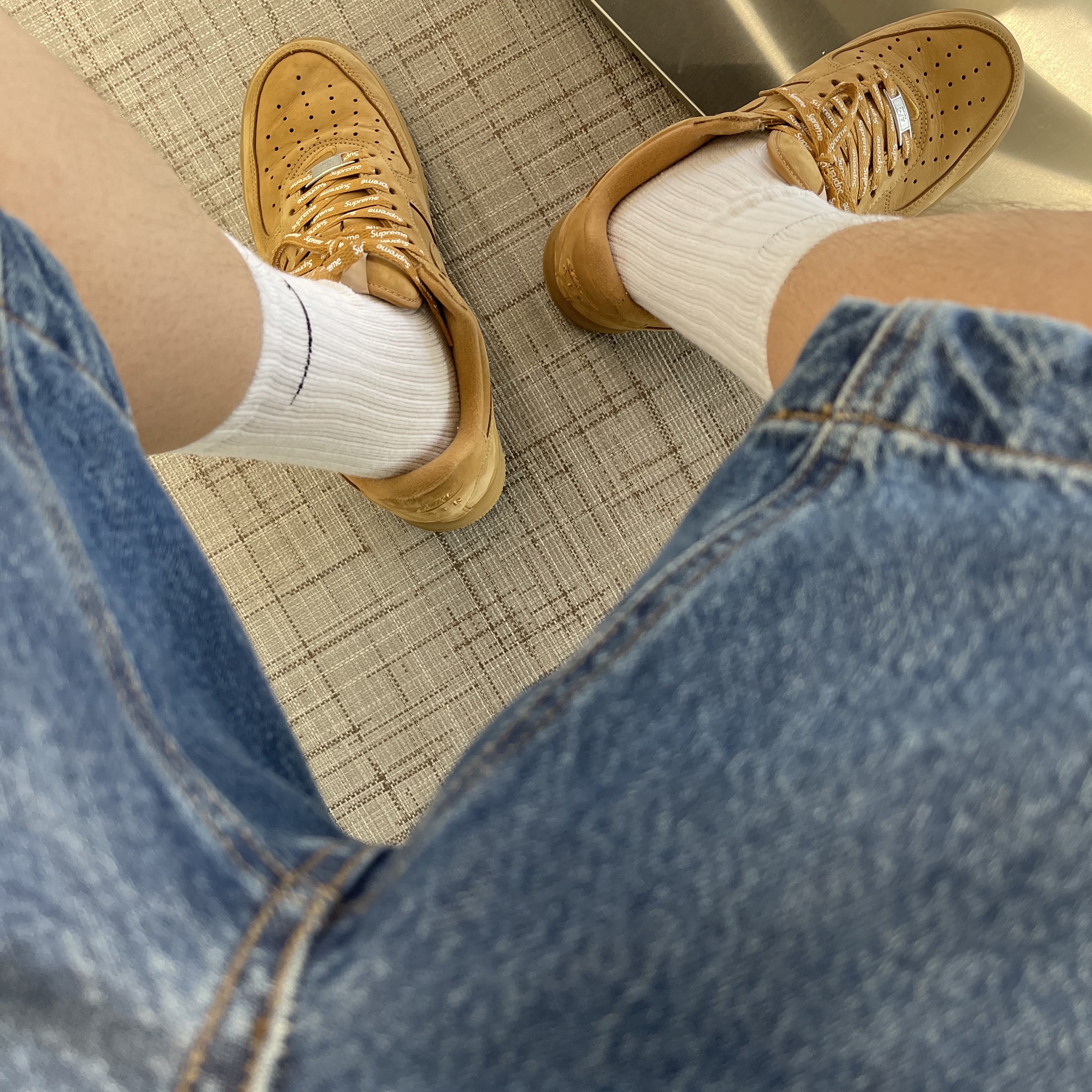 Nike x Supreme Air Force 1 Low Flax 착용 스타일