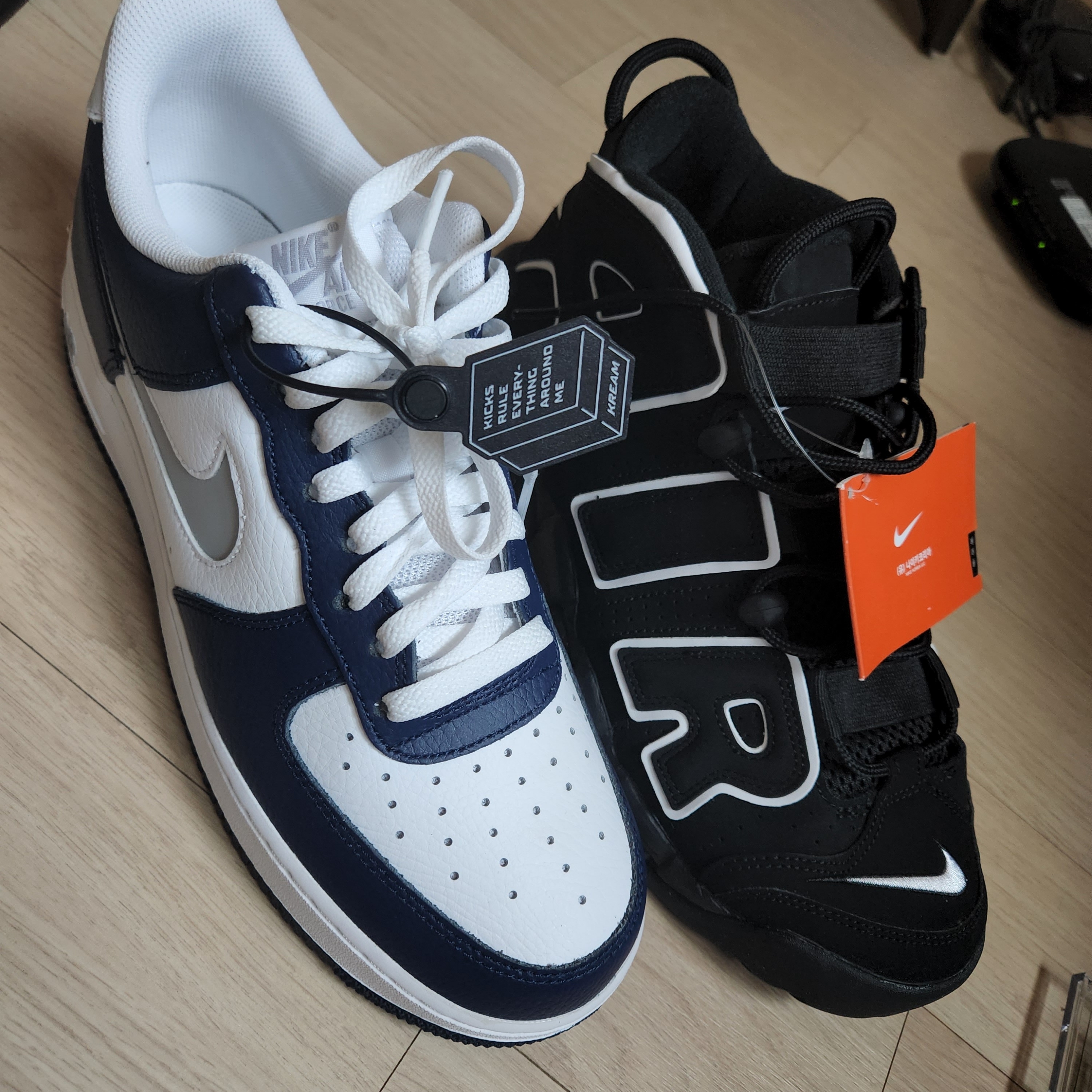 Nike Air More Uptempo Black White 2020, Nike Air Force 1 '07 Cut Out Swoosh Midnight Navy 착용 스타일 - 3