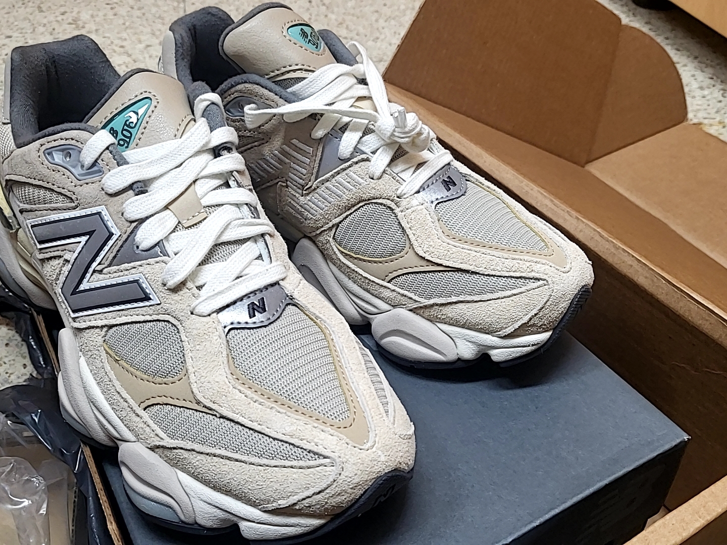 New Balance 9060 Sea Salt 착용 스타일