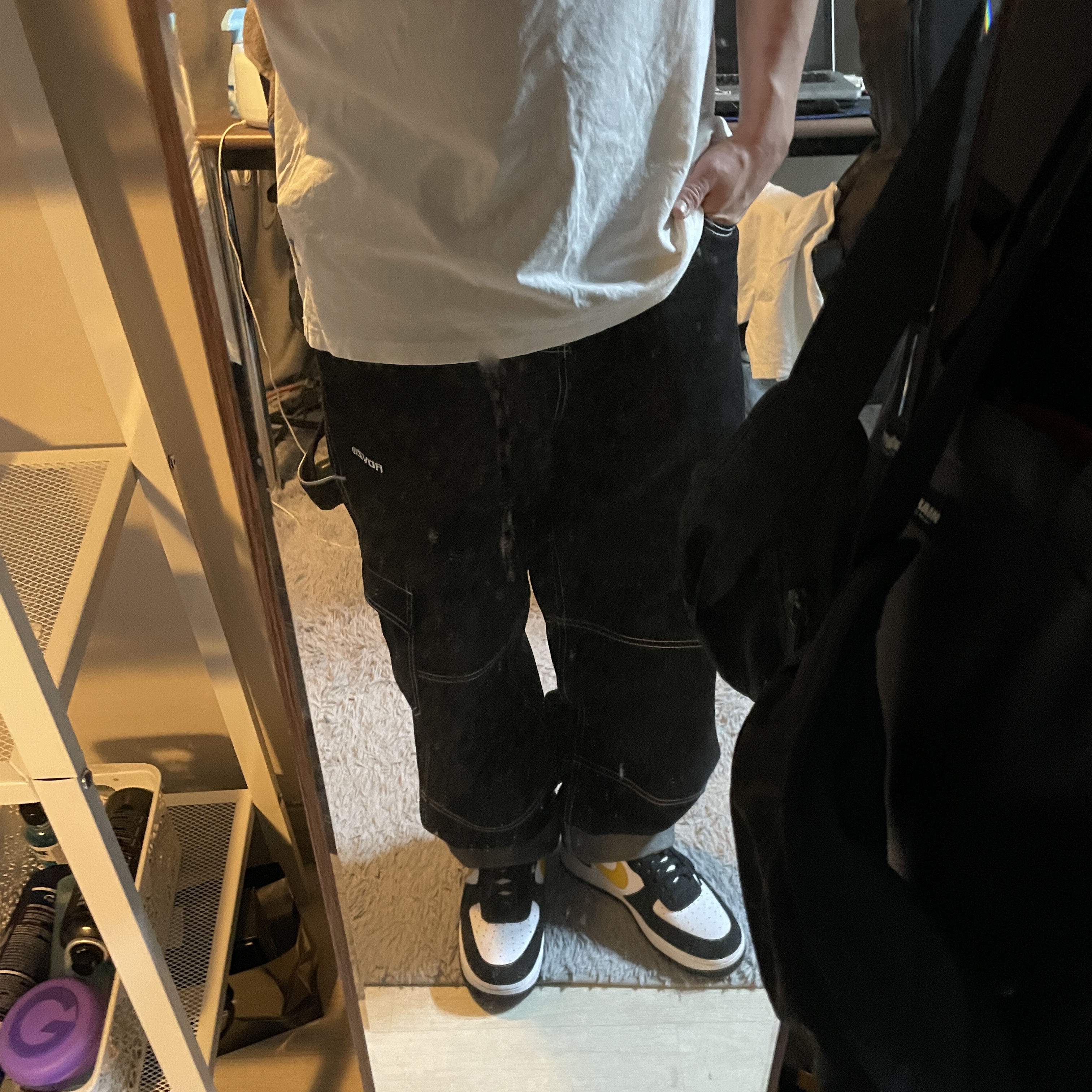 Nike Air Force 1 '07 LV8 Athletic Club Black Dark Sulfur 착용 스타일
