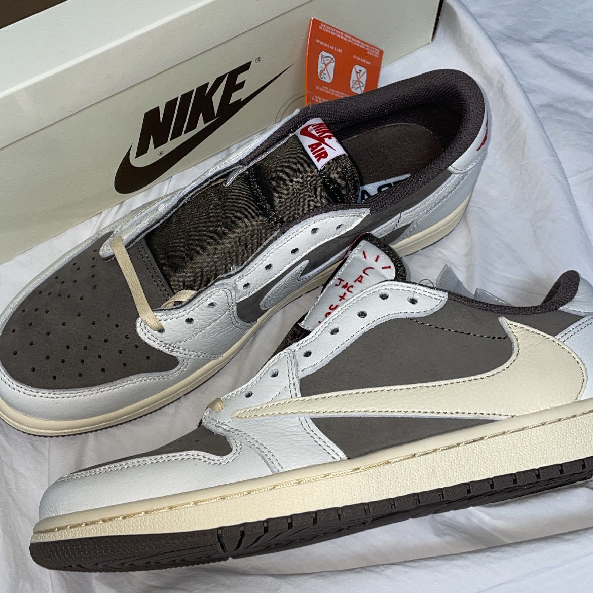 Jordan 1 x Travis Scott Retro Low OG SP Sail and Ridgerock 착용 스타일