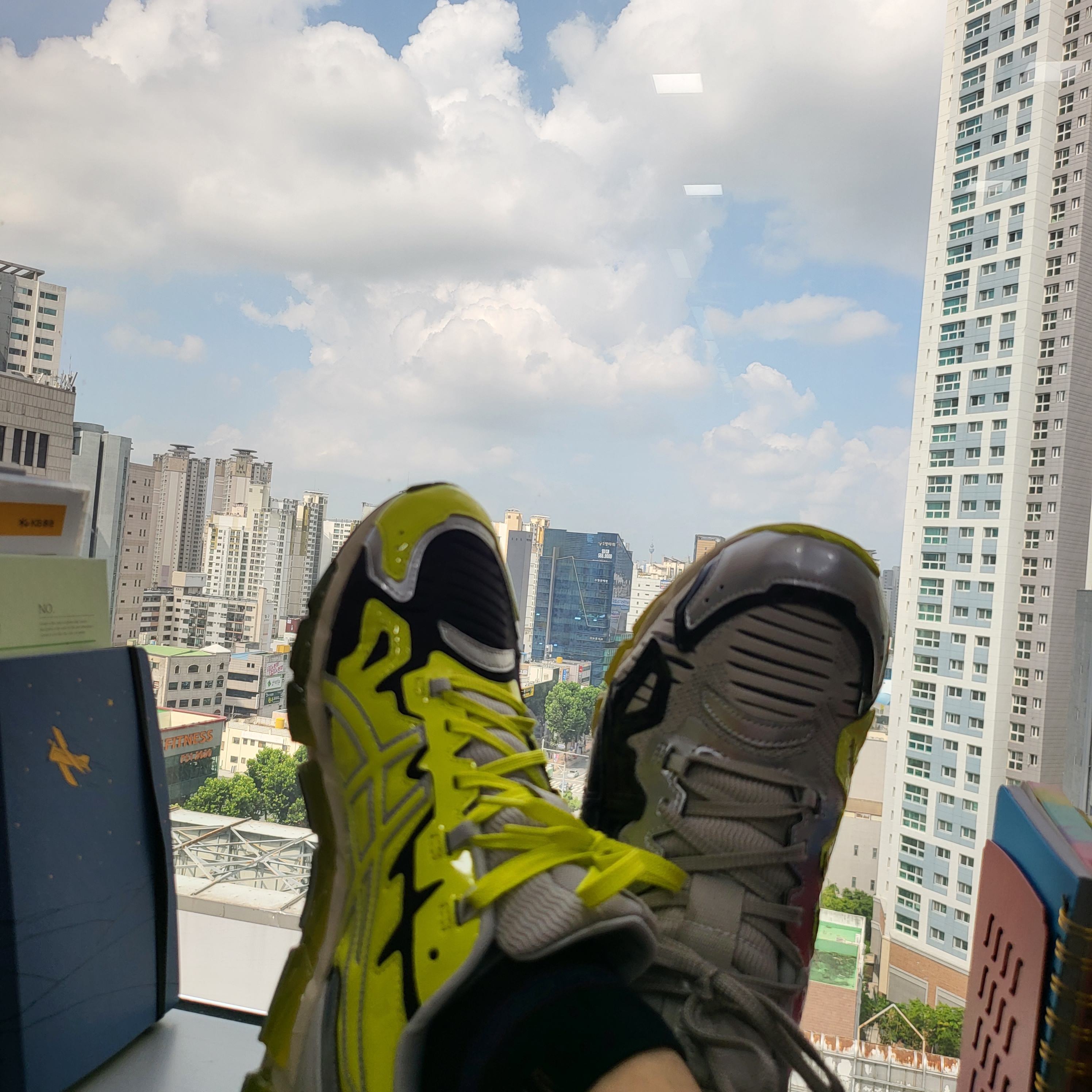 Asics x GmbH Gel-Quantum 360 6 Pure Silver Sour Yuzu 착용 스타일