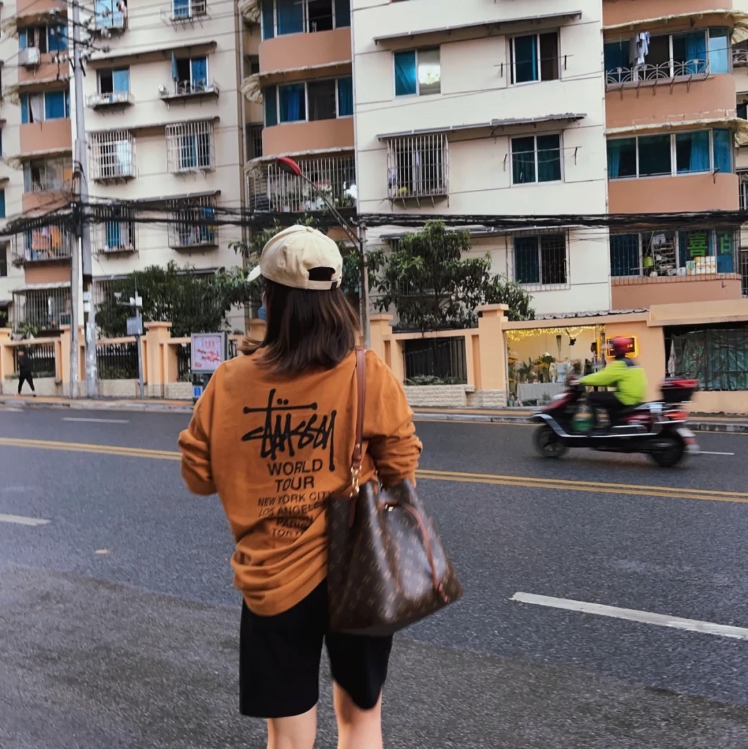 Louis Vuitton Neonoe MM Monogram Caramel 착용 스타일 - 1