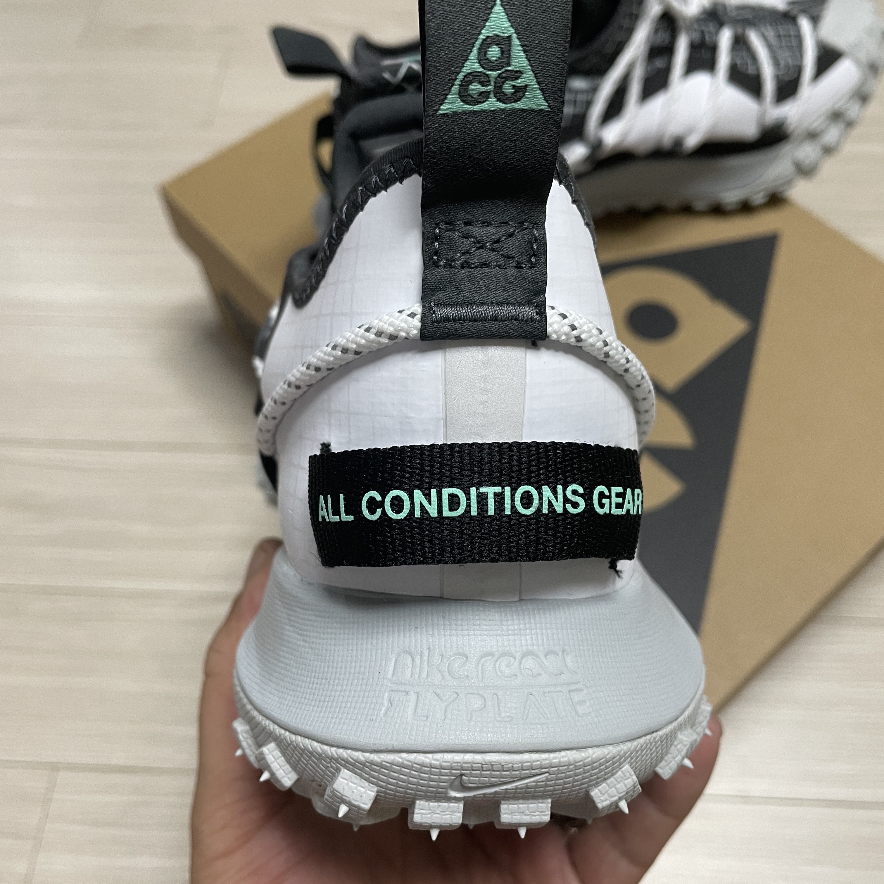 Nike ACG Mountain Fly Low SE White and Black 착용 스타일 - 3