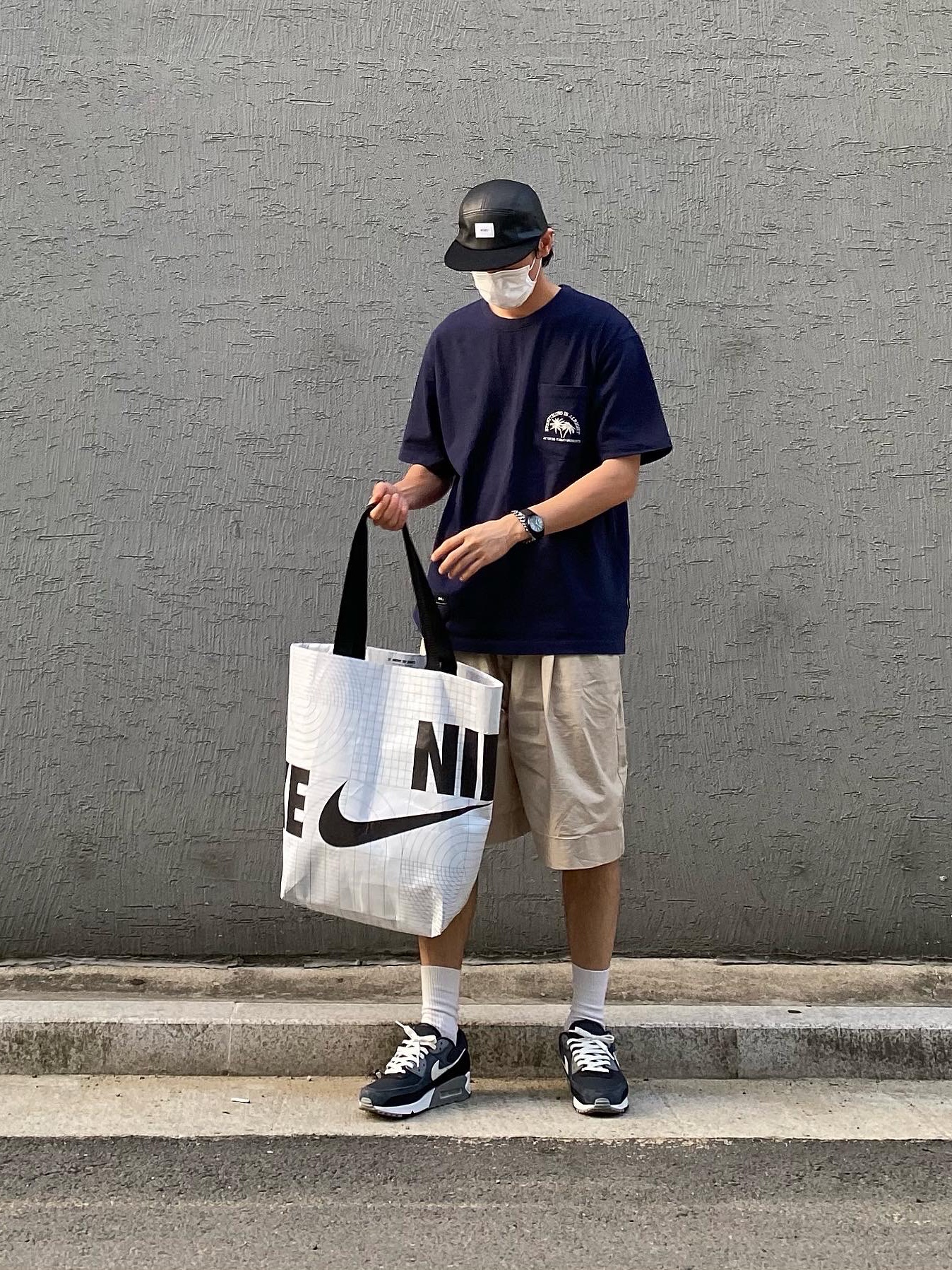 Nike Air Max 90 PRM Off Noir 착용 스타일 - 2