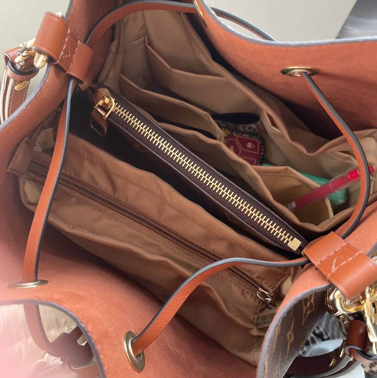 Louis Vuitton Neonoe MM Monogram Caramel 착용 스타일 - 3