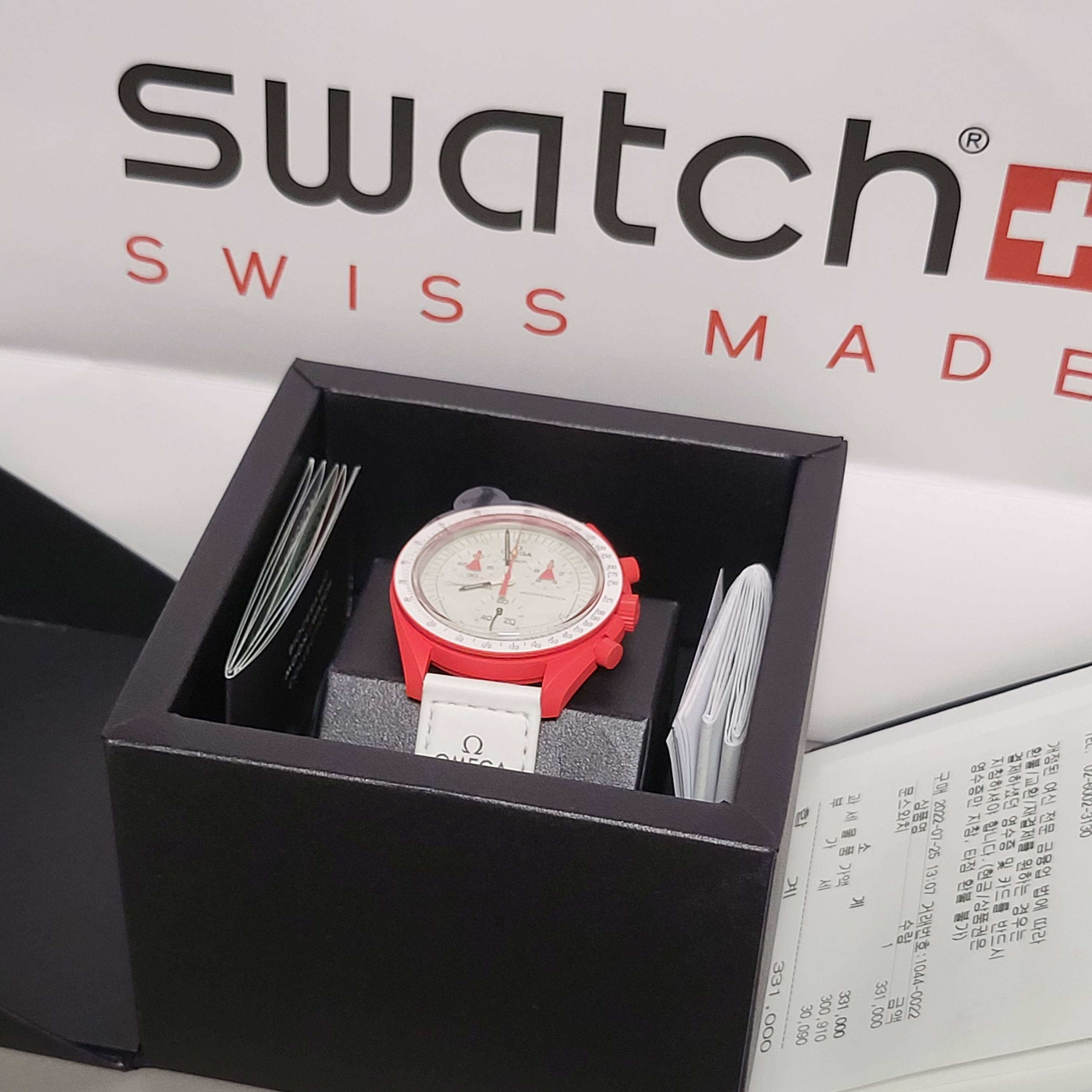 Swatch x Omega Bioceramic MoonSwatch Mission To Mars 착용 스타일 - 3
