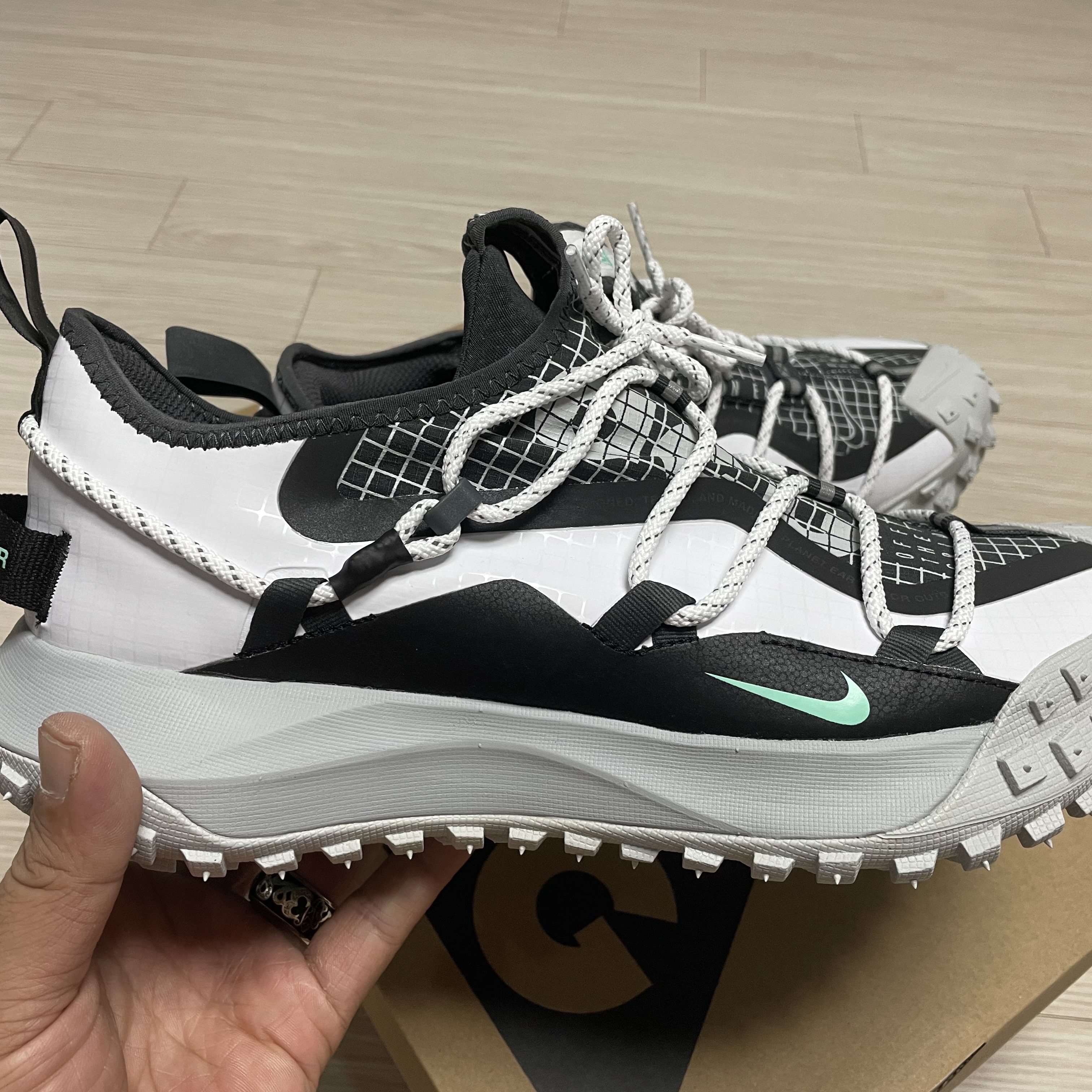Nike ACG Mountain Fly Low SE White and Black 착용 스타일 - 4