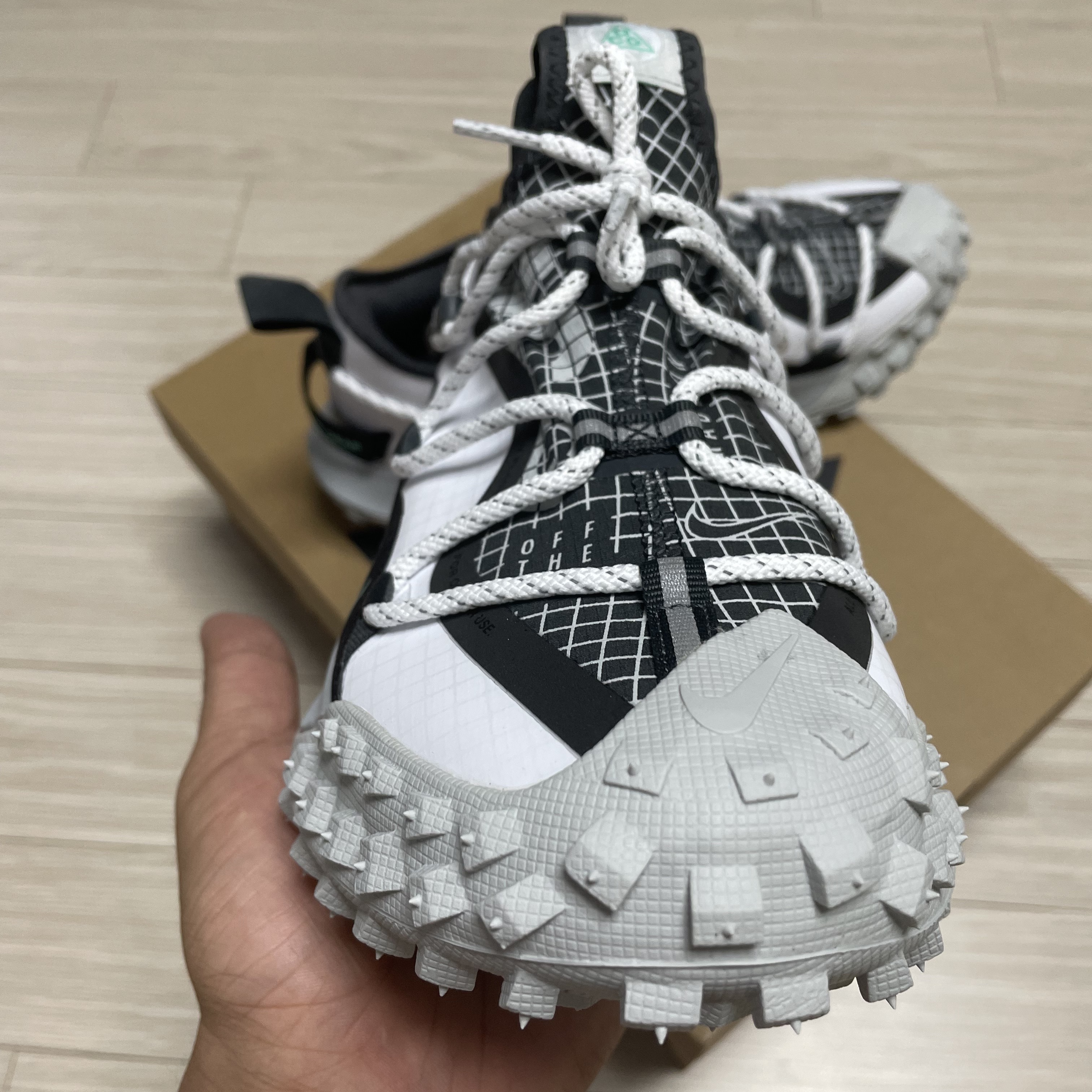 Nike ACG Mountain Fly Low SE White and Black 착용 스타일 - 1