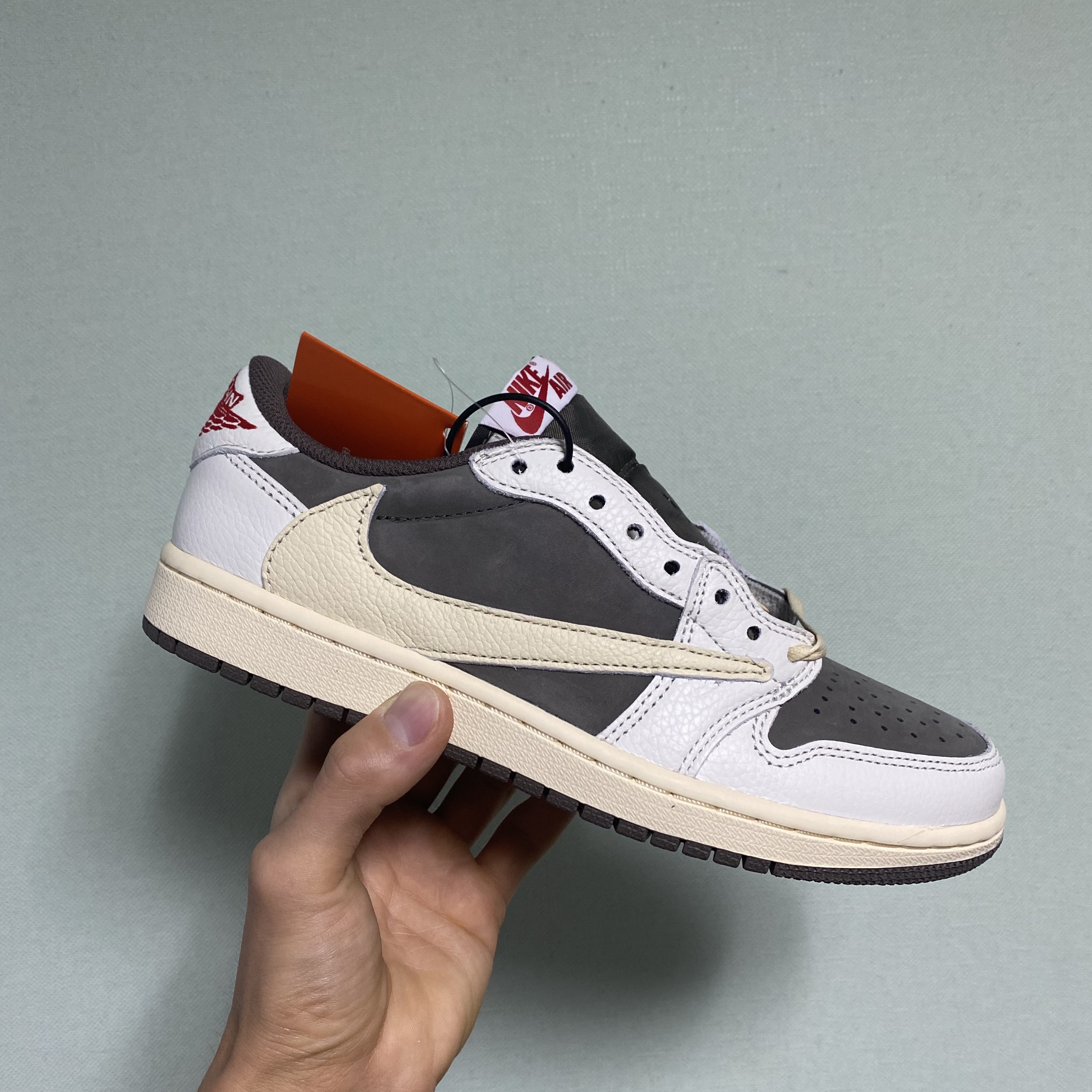 Jordan 1 x Travis Scott Retro Low OG SP Sail and Ridgerock 착용 스타일
