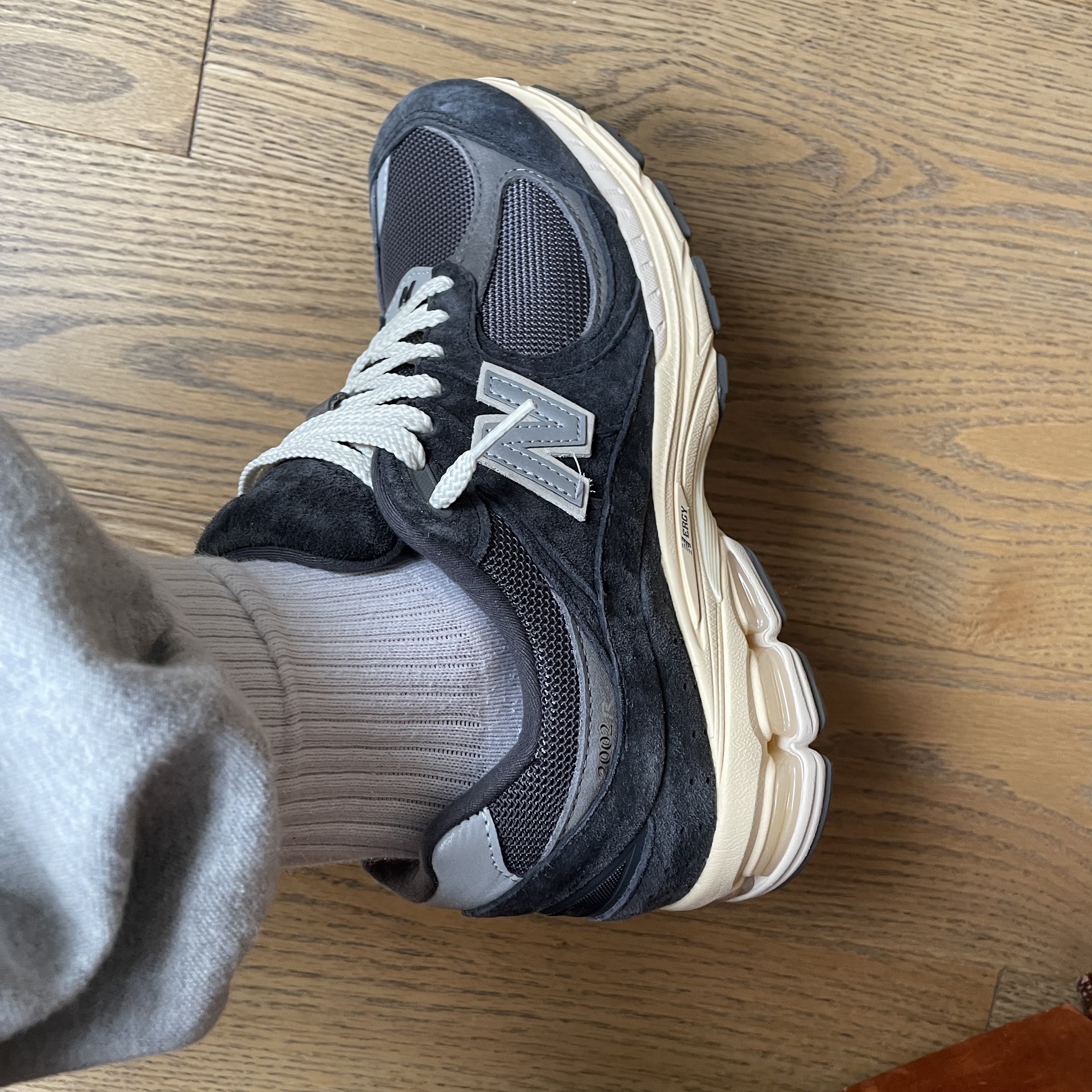 New Balance 2002R Special Vintage Black Grey 착용 스타일 - 1