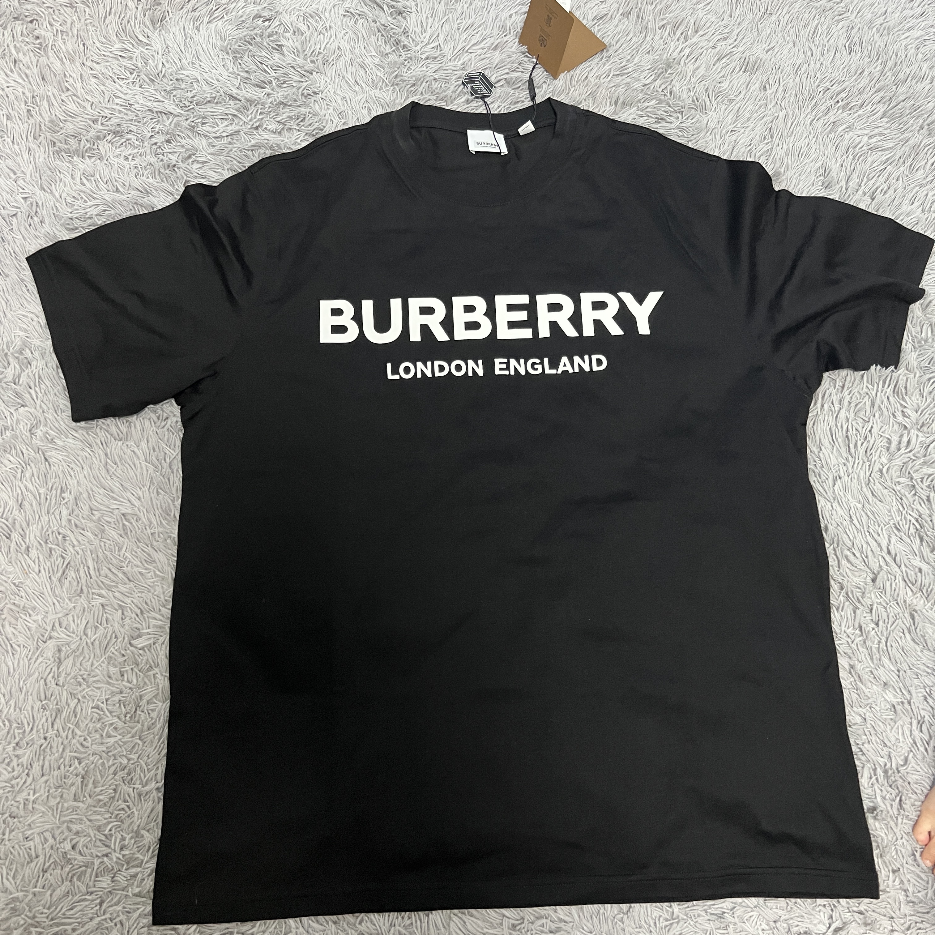 Burberry Logo Print Cotton T-Shirt Black 착용 스타일