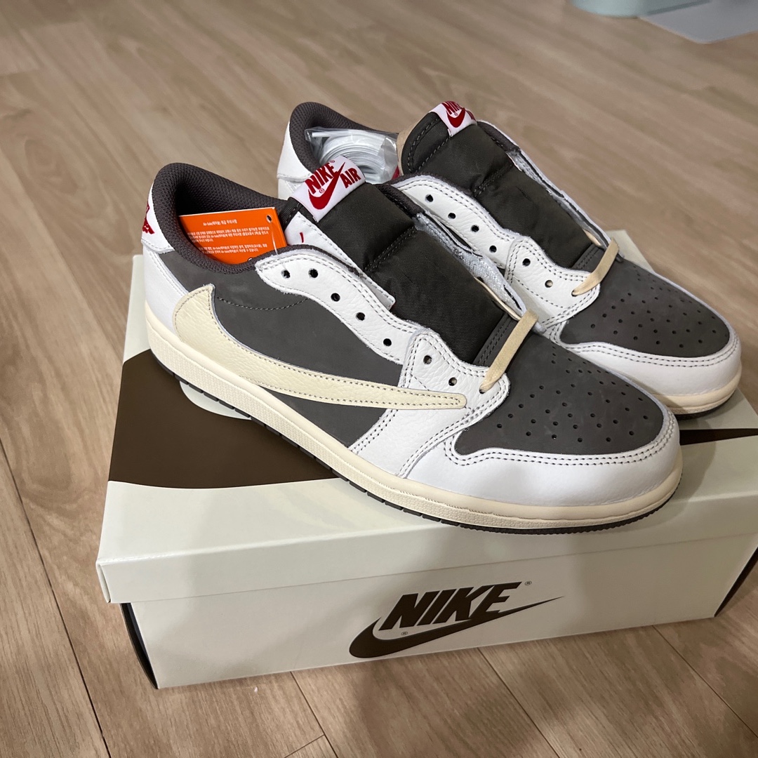 Jordan 1 x Travis Scott Retro Low OG SP Sail and Ridgerock 착용 스타일