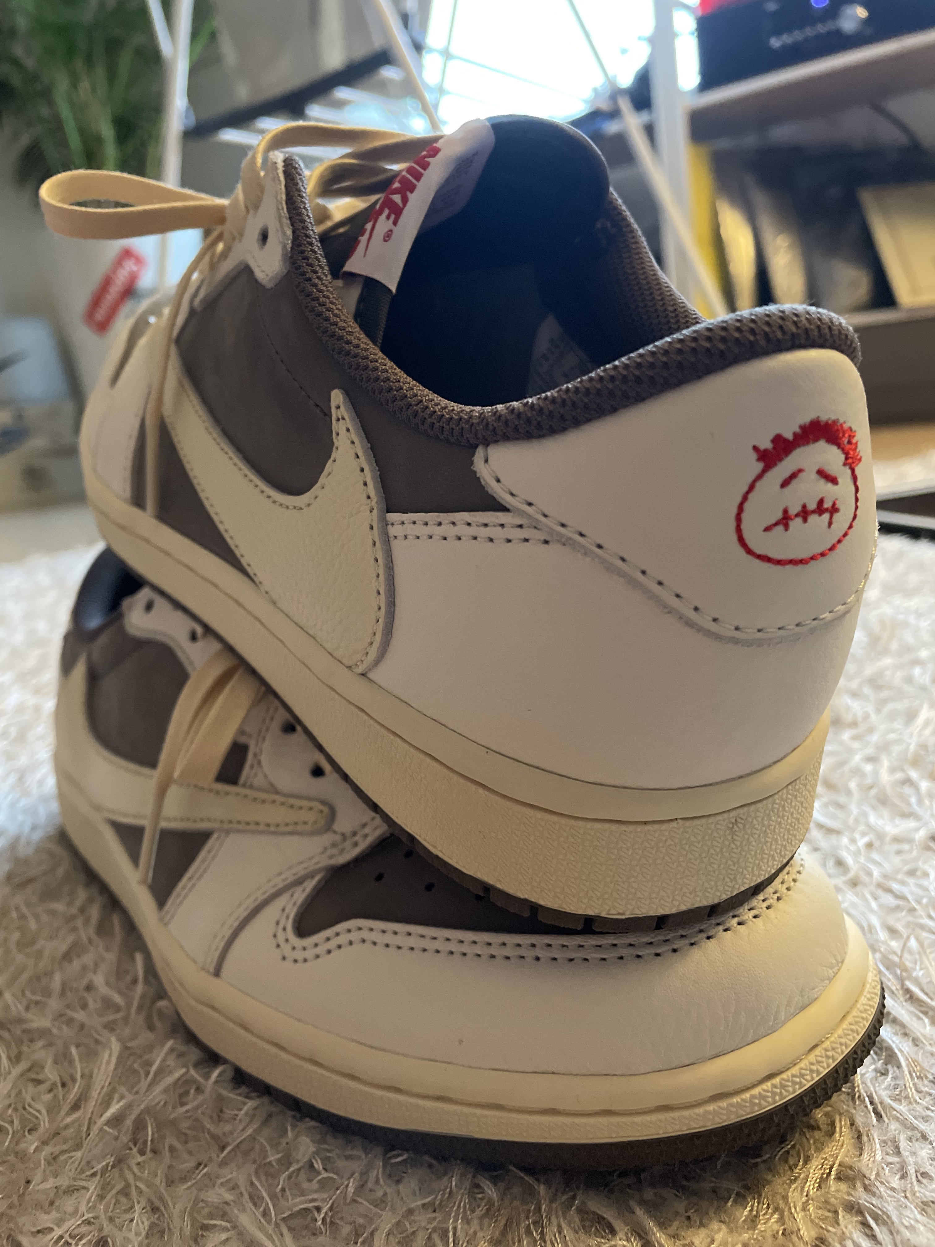 Jordan 1 x Travis Scott Retro Low OG SP Sail and Ridgerock, Jordan 1 x Travis Scott x Fragment Retro Low OG SP Military Blue 착용 스타일 - 3