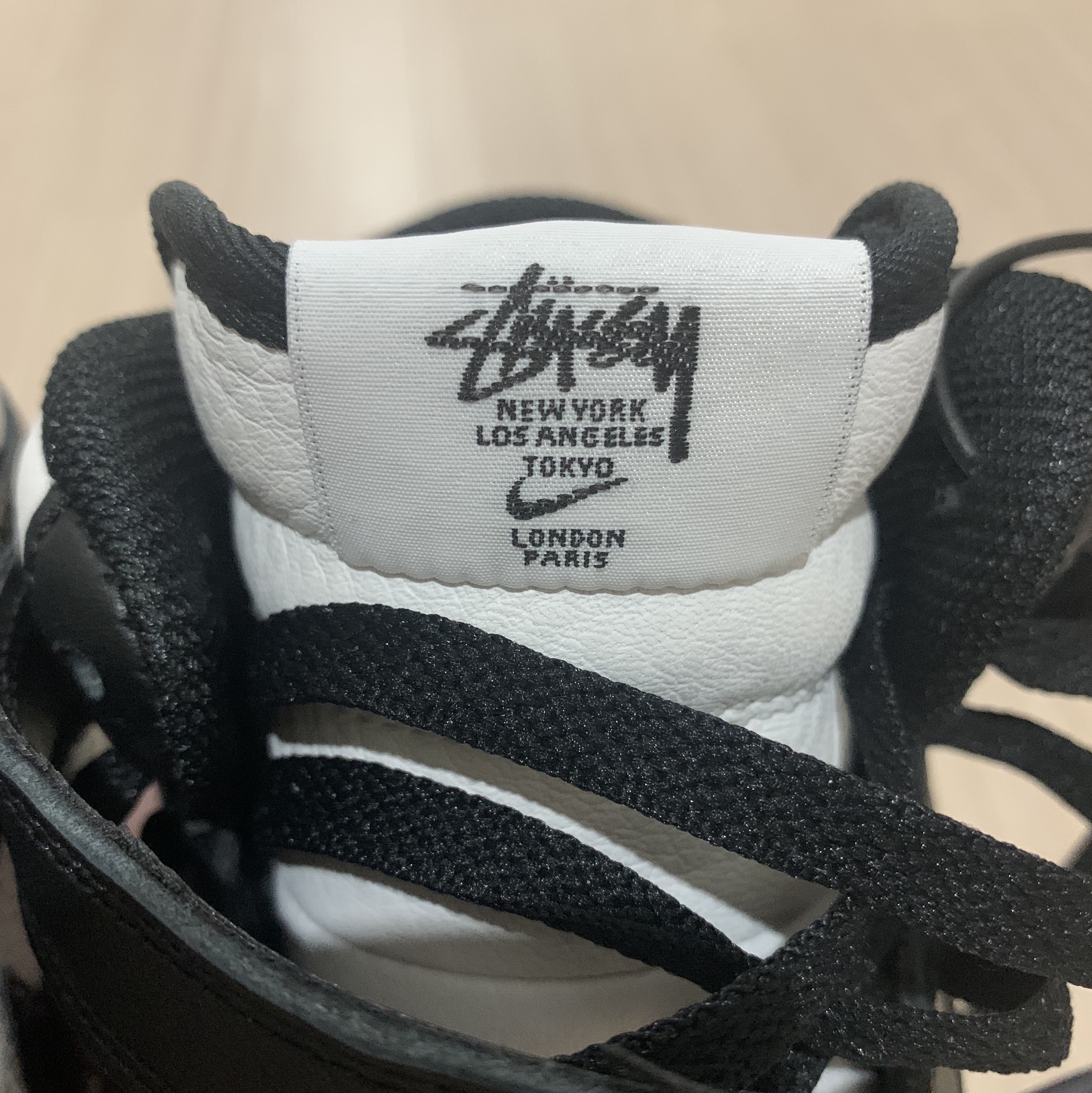 Nike x Stussy Air Force 1 '07 Mid SP Black and Light Bone 착용 스타일 - 5