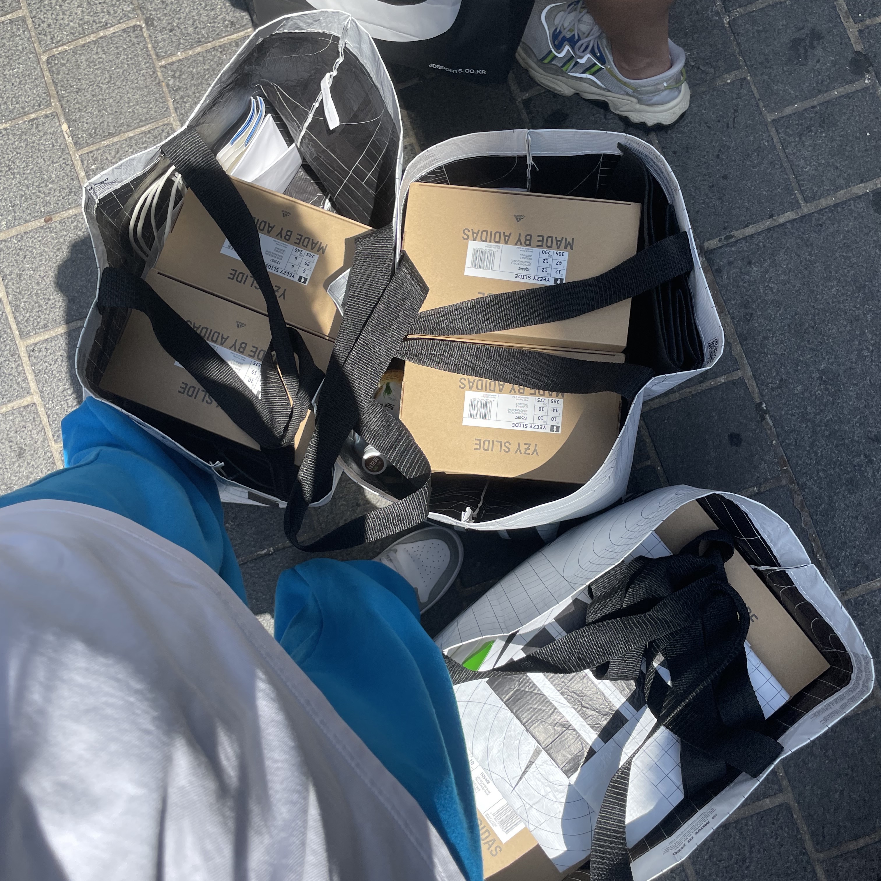 Adidas Yeezy Slide Onyx, Adidas Yeezy Slide Bone 2022/2023 착용 스타일 - 1