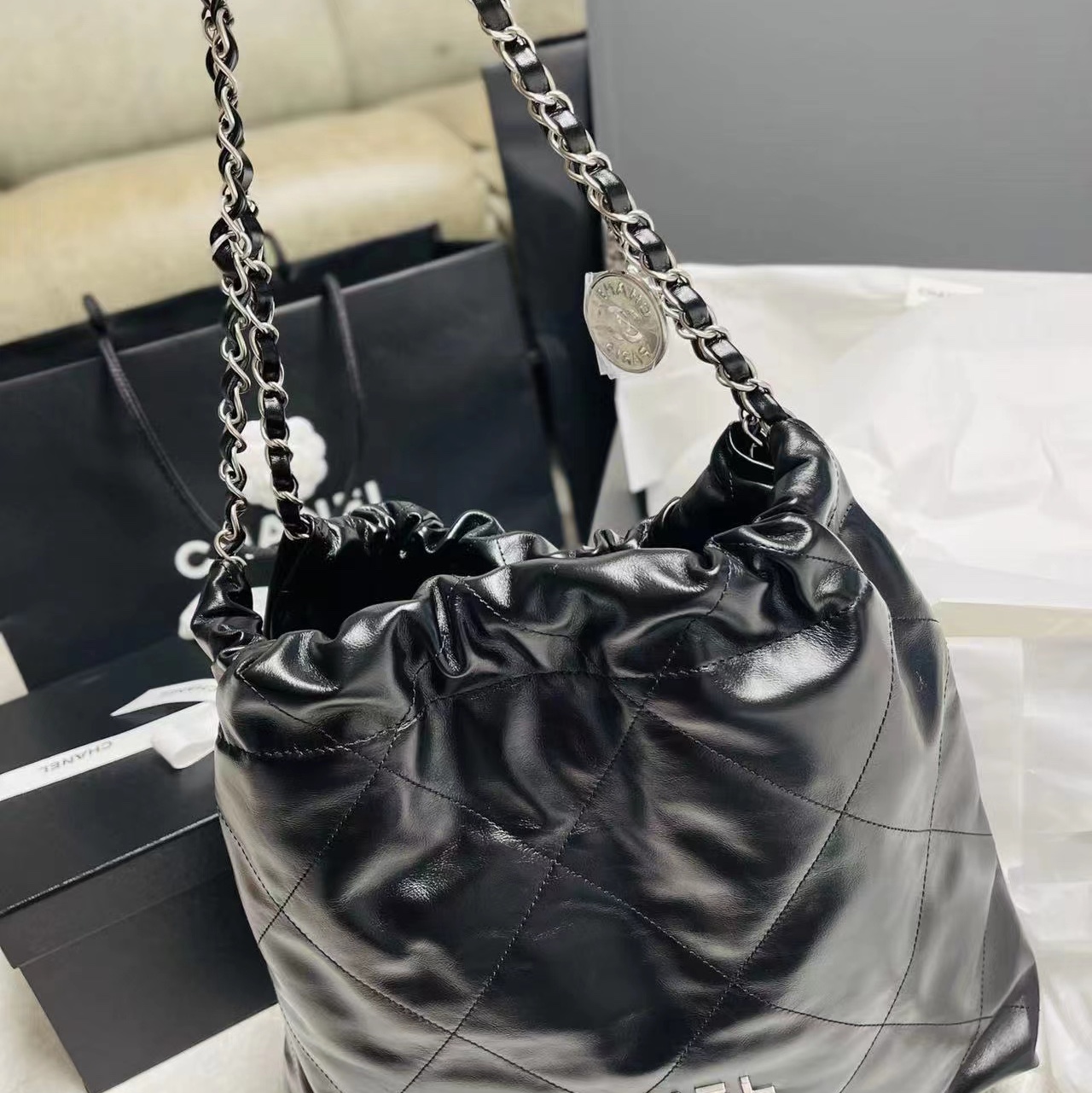 Chanel 22 Medium Handbag Calfskin & Silver Black 착용 스타일 - 1