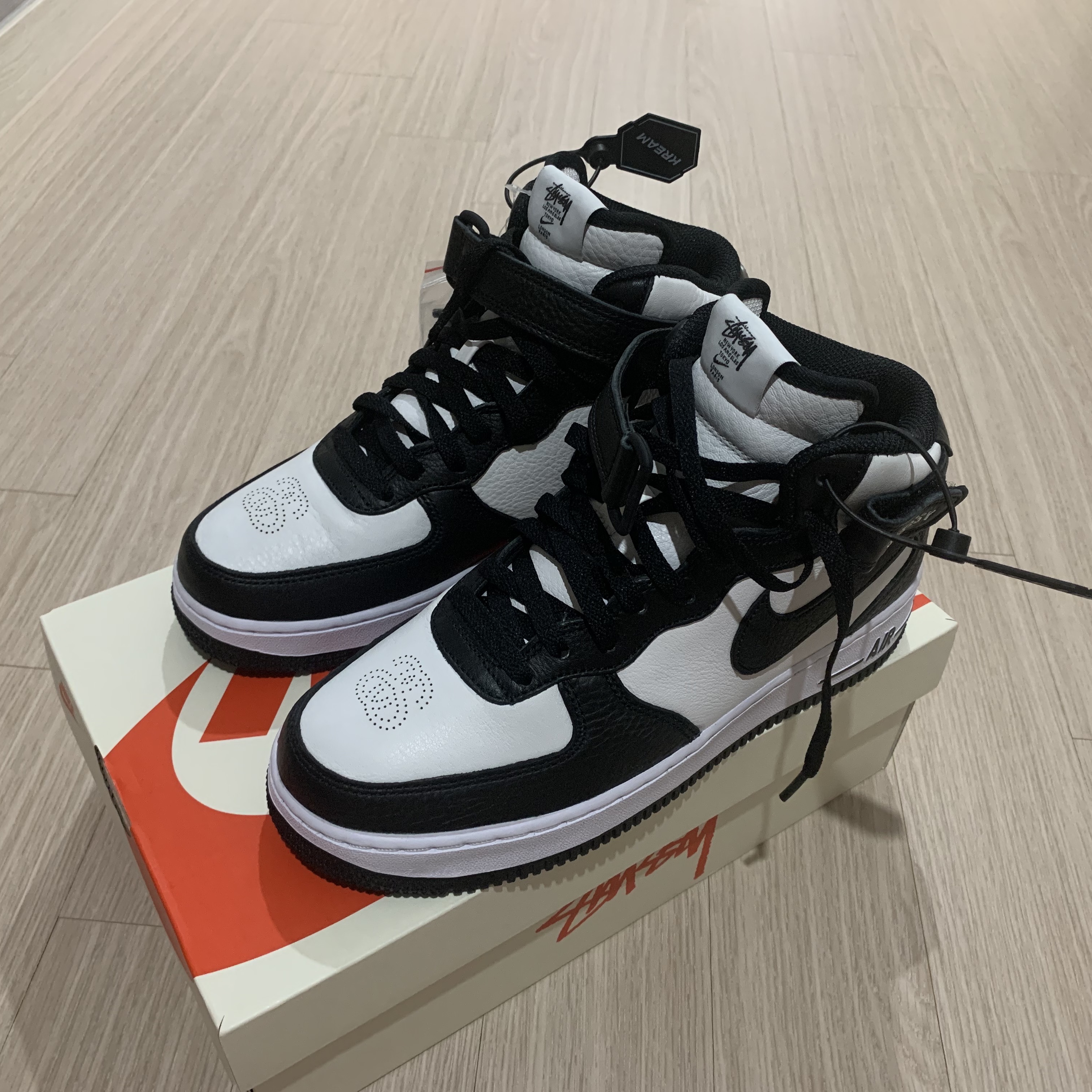 Nike x Stussy Air Force 1 '07 Mid SP Black and Light Bone 착용 스타일 - 1