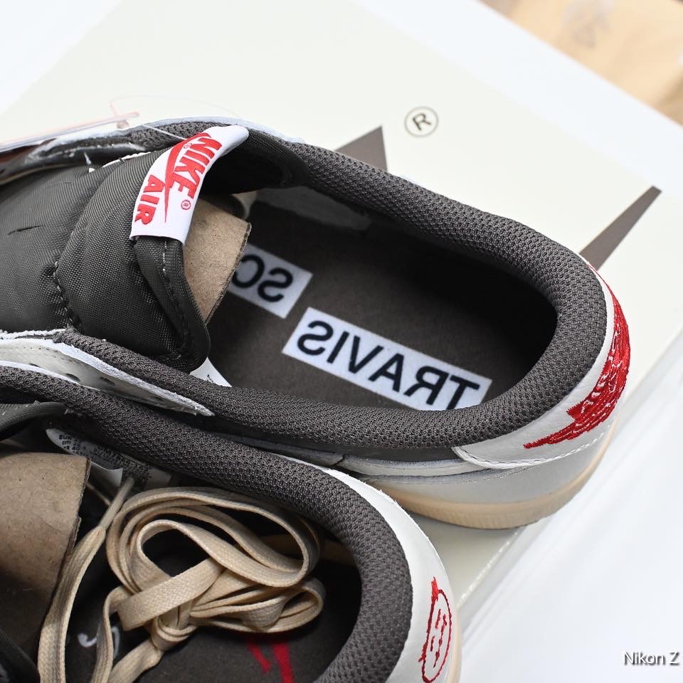 Jordan 1 x Travis Scott Retro Low OG SP Sail and Ridgerock 착용 스타일 - 2
