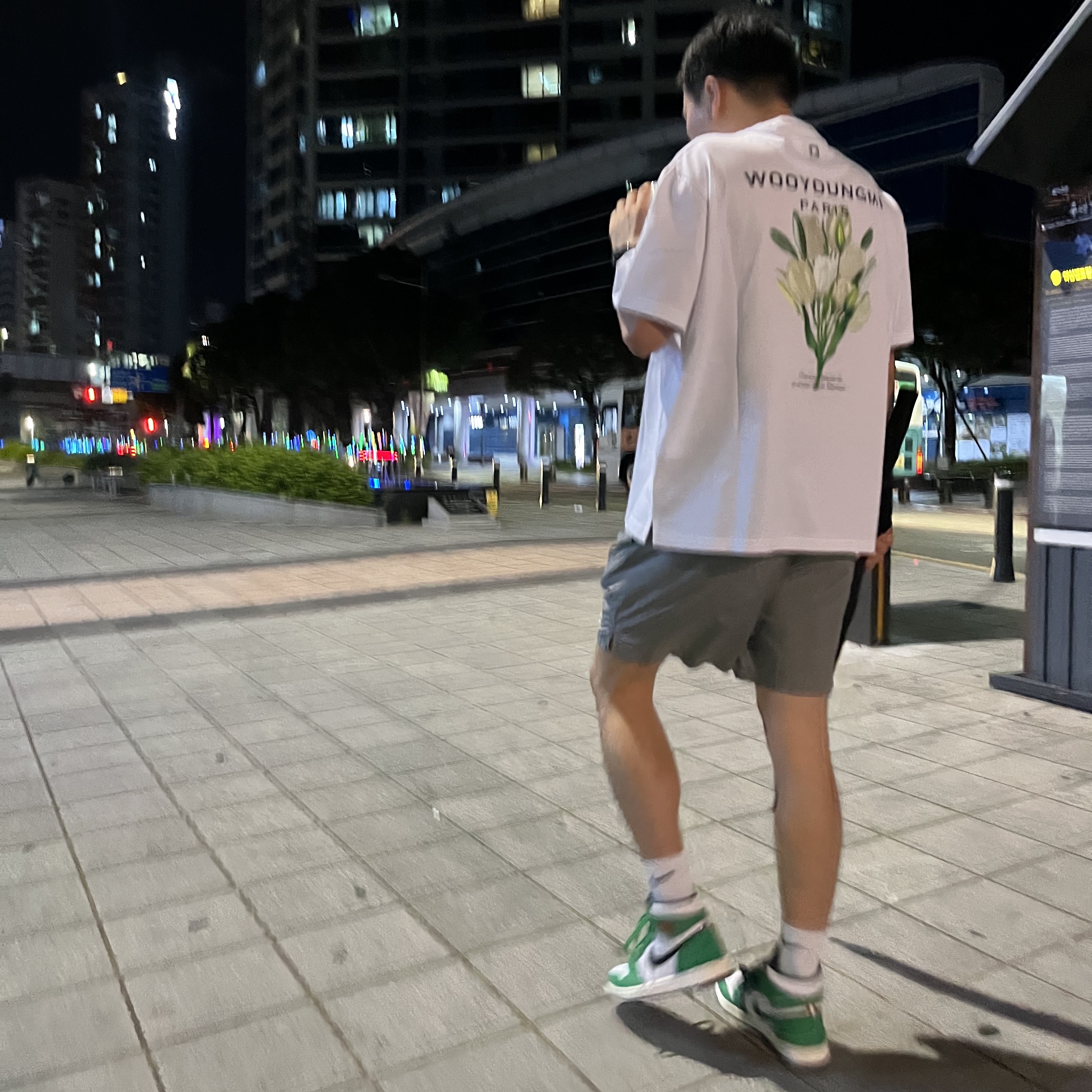 Wooyoungmi Flower Print Back Logo T-Shirt White - 22SS, IAB Studio Woven Shorts Gray 착용 스타일 - 2