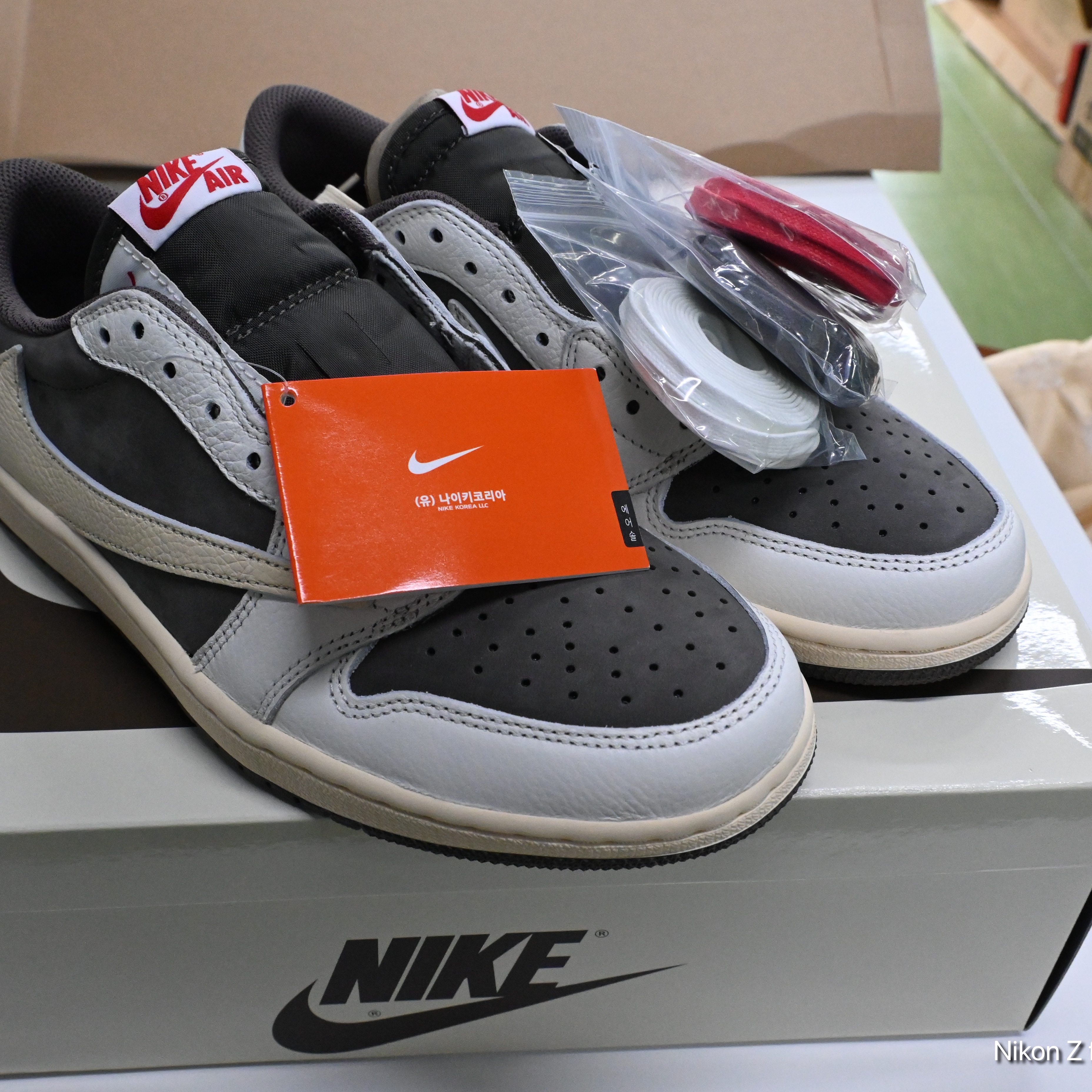 Jordan 1 x Travis Scott Retro Low OG SP Sail and Ridgerock 착용 스타일 - 4