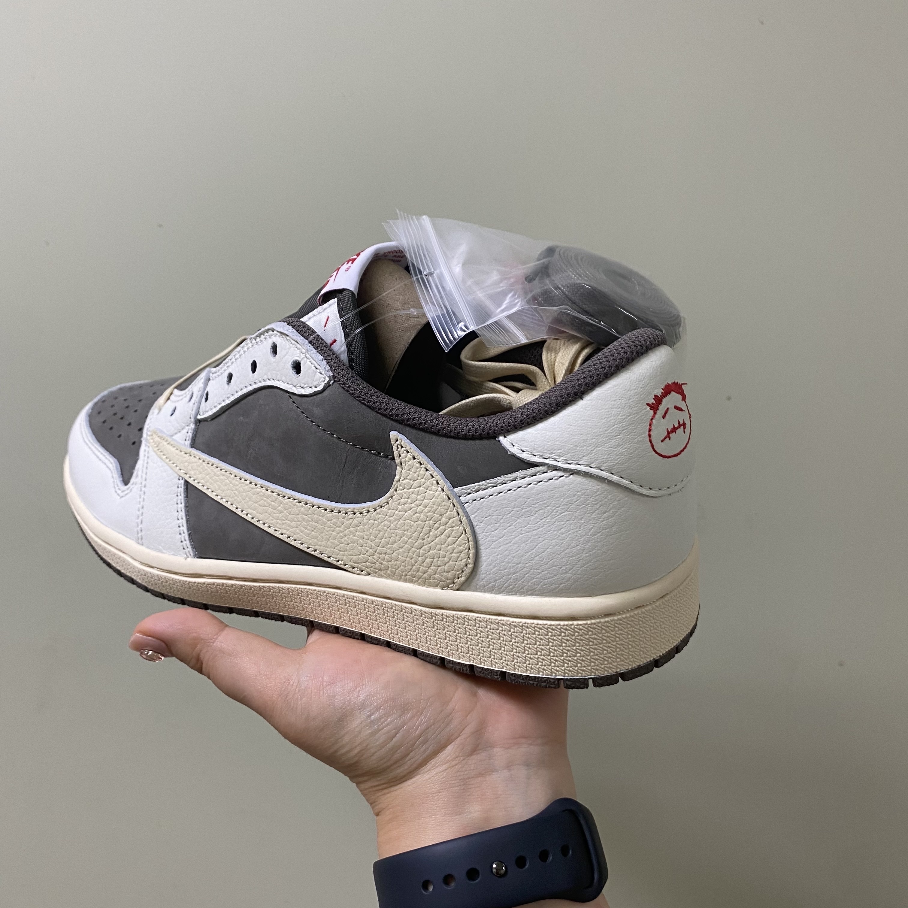 Jordan 1 x Travis Scott Retro Low OG SP Sail and Ridgerock 착용 스타일 - 1