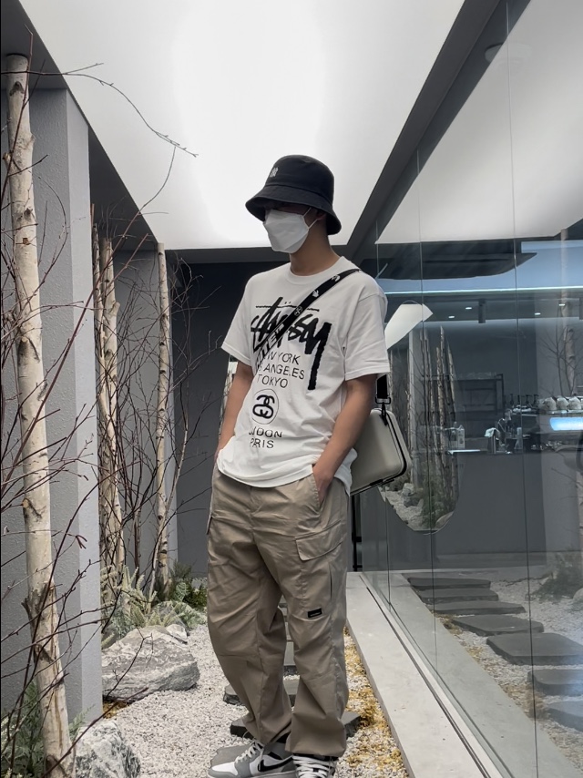 Stussy World Tour T-Shirt White, Jordan 1 Mid Light Smoke Grey Anthracite 착용 스타일 - 1