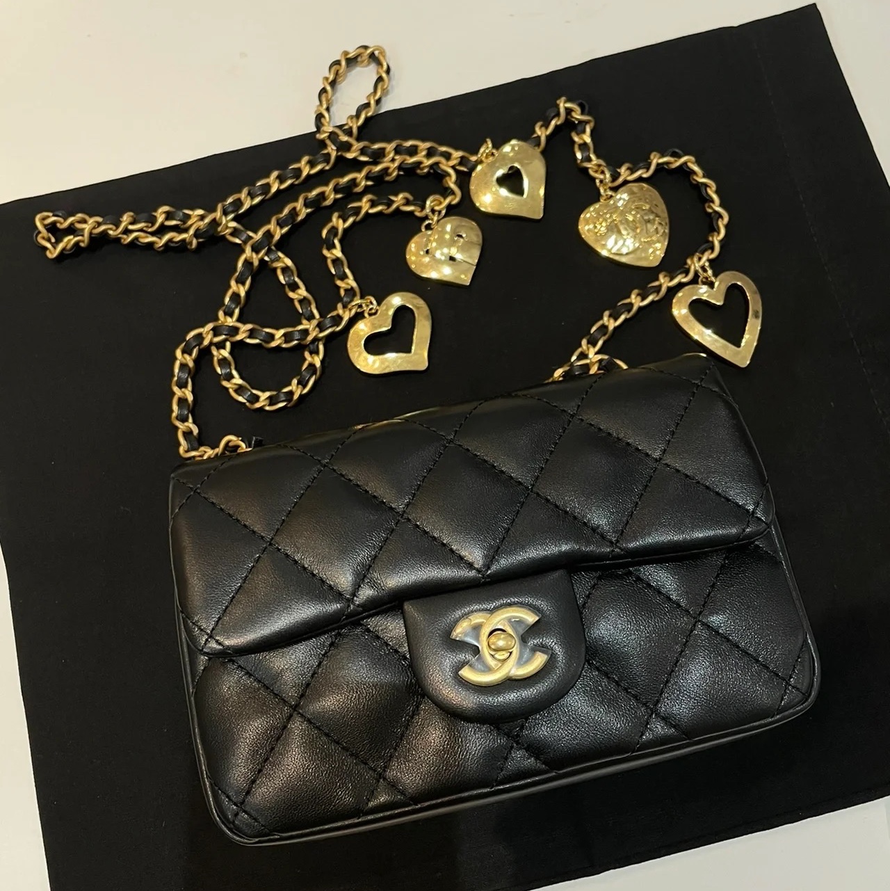 Chanel Mini Flap Bag Lambskin & Gold Black 착용 스타일 - 1