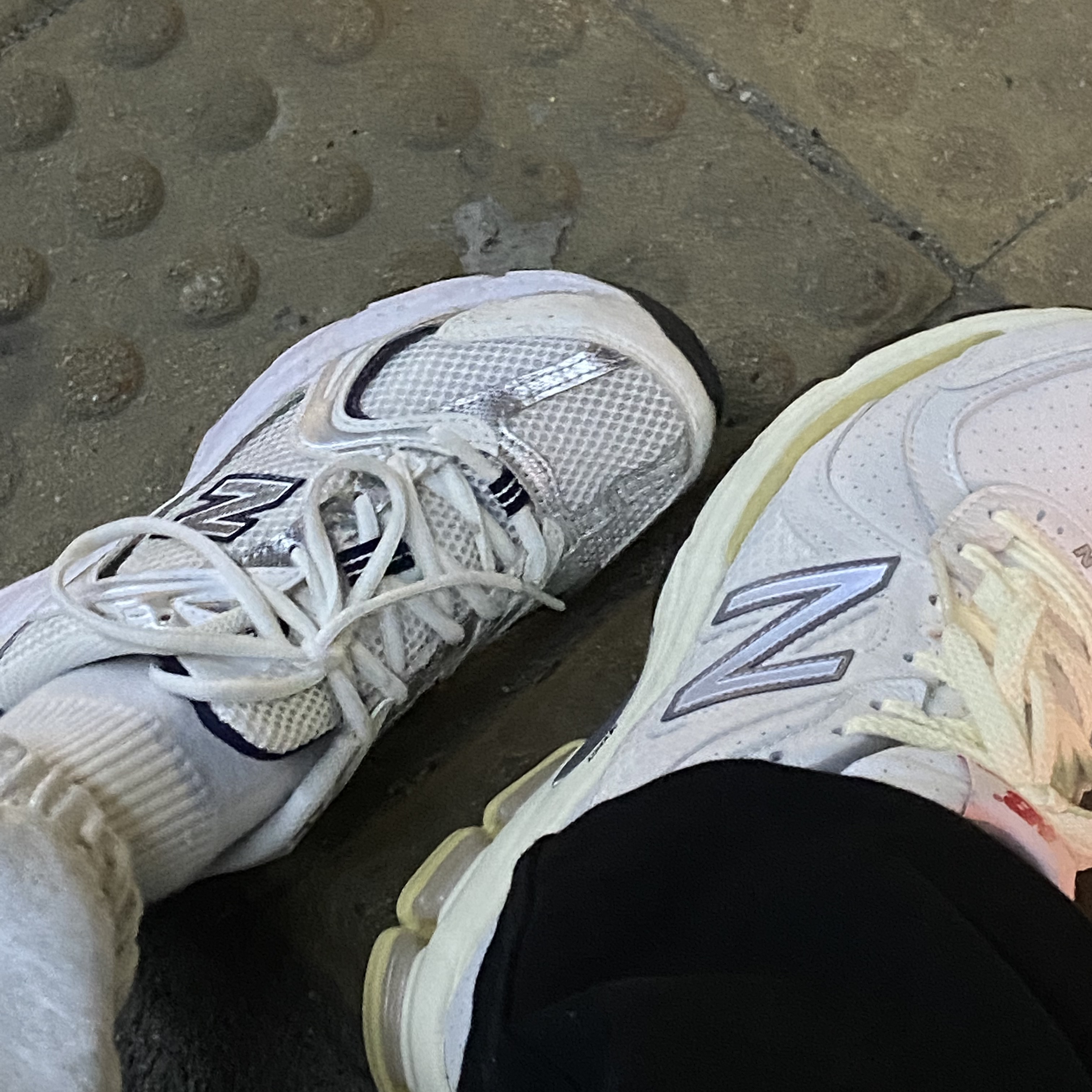 New Balance 530 White, New Balance x Thisisneverthat 860v2 White 착용 스타일